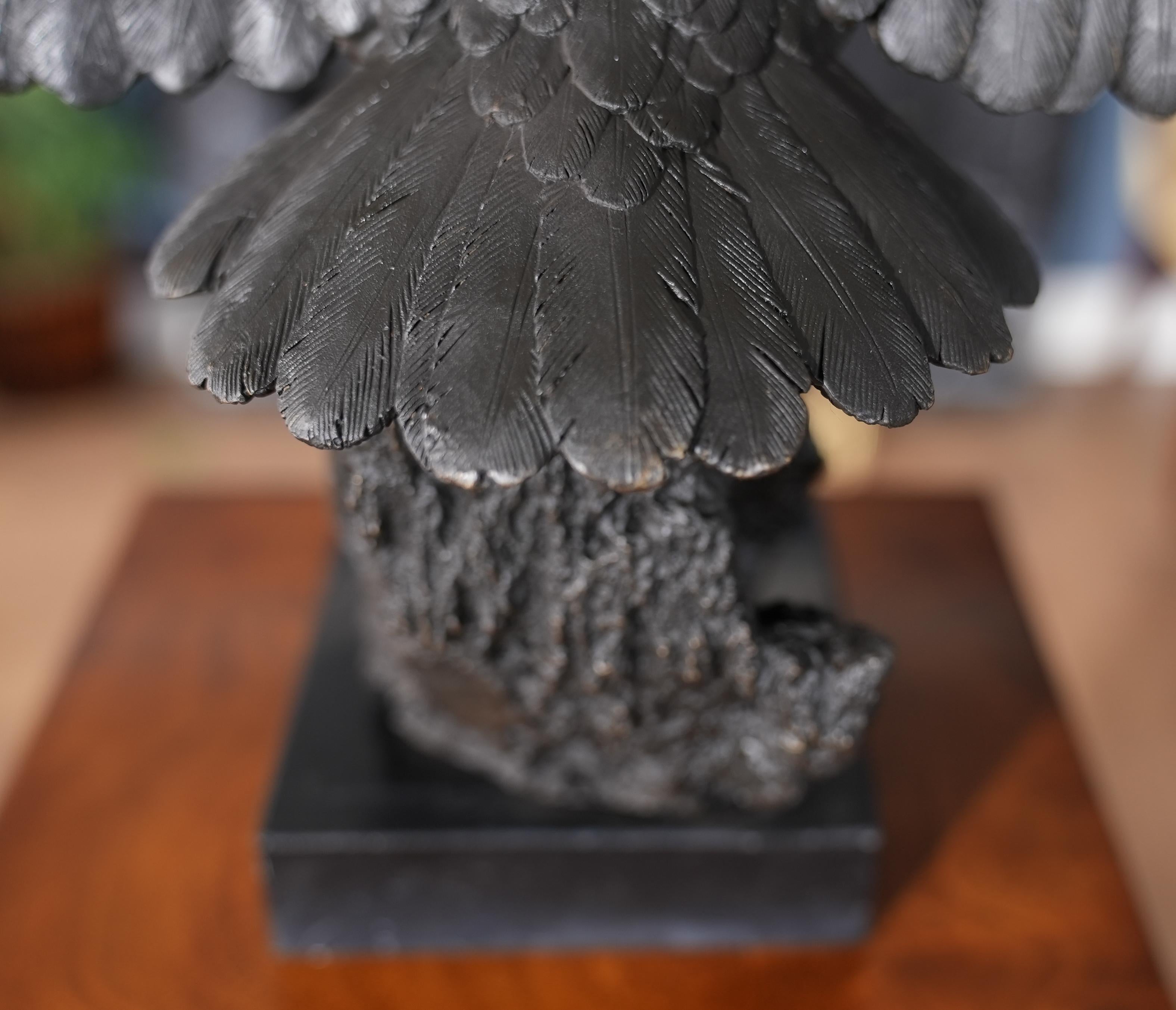 Eagle volant en bronze sur socle en marbre en vente 2