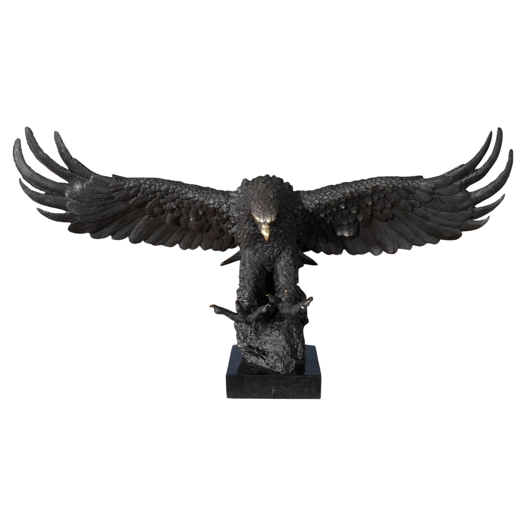 Fliegender Bronzeadler auf Marmorsockel im Angebot