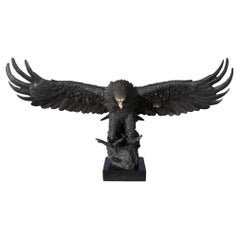 Eagle volant en bronze sur socle en marbre
