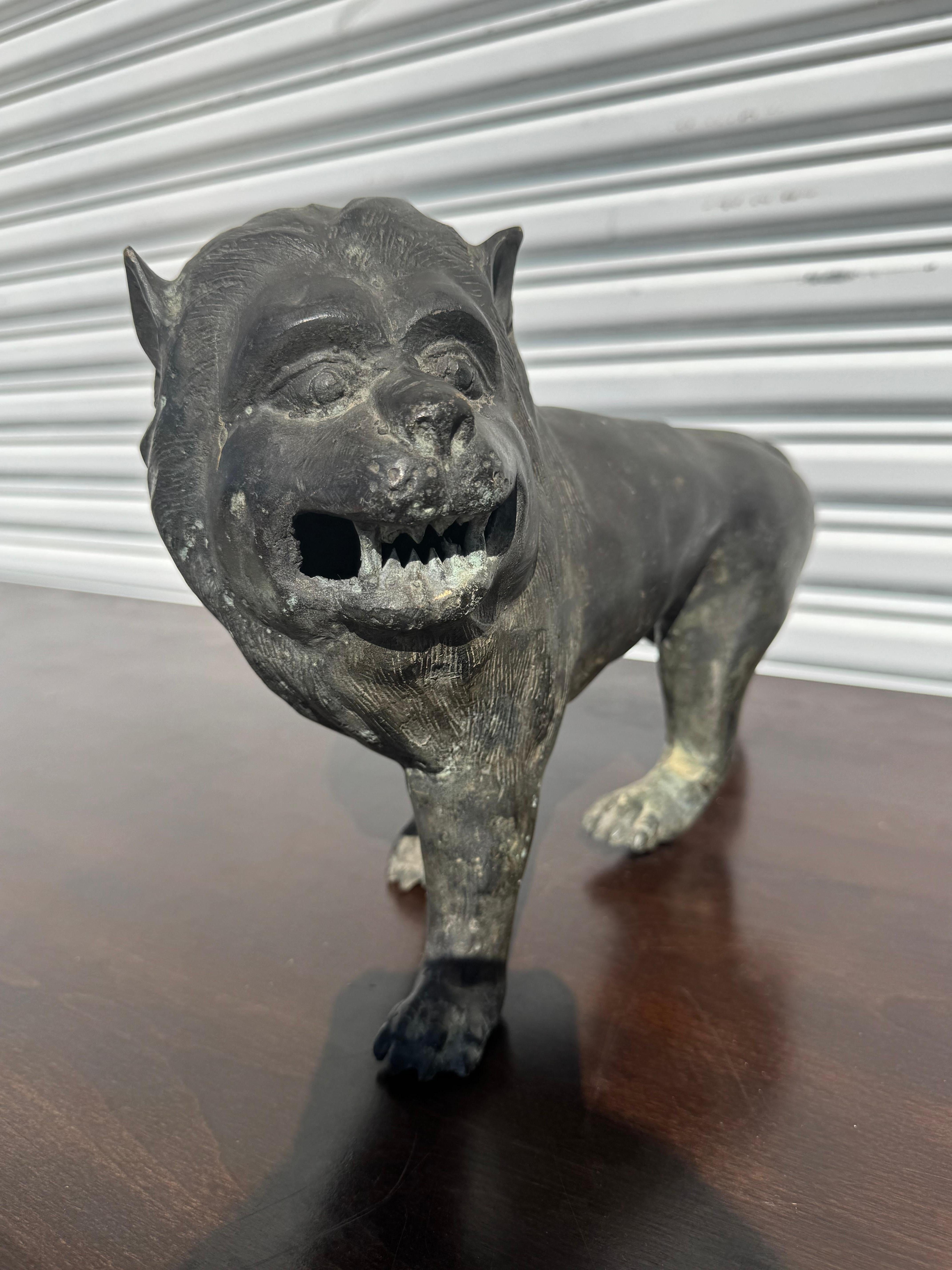 Ce moulage de Foo Dog a été réalisé en Asie.
Il s'agit d'un bronze représentant un Foo Dog.
Très belle patine.