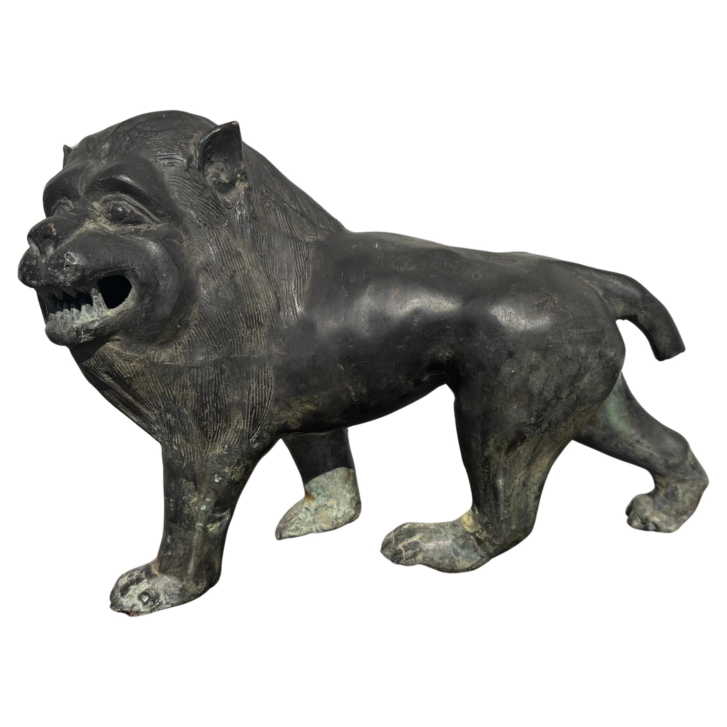 Cane da caccia in bronzo con patina