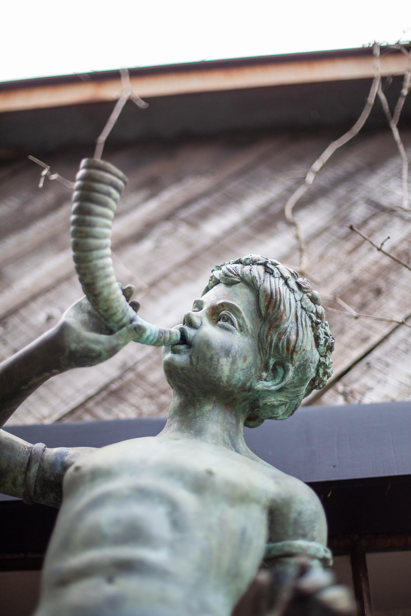 20ième siècle Figure de fontaine en bronze en vente