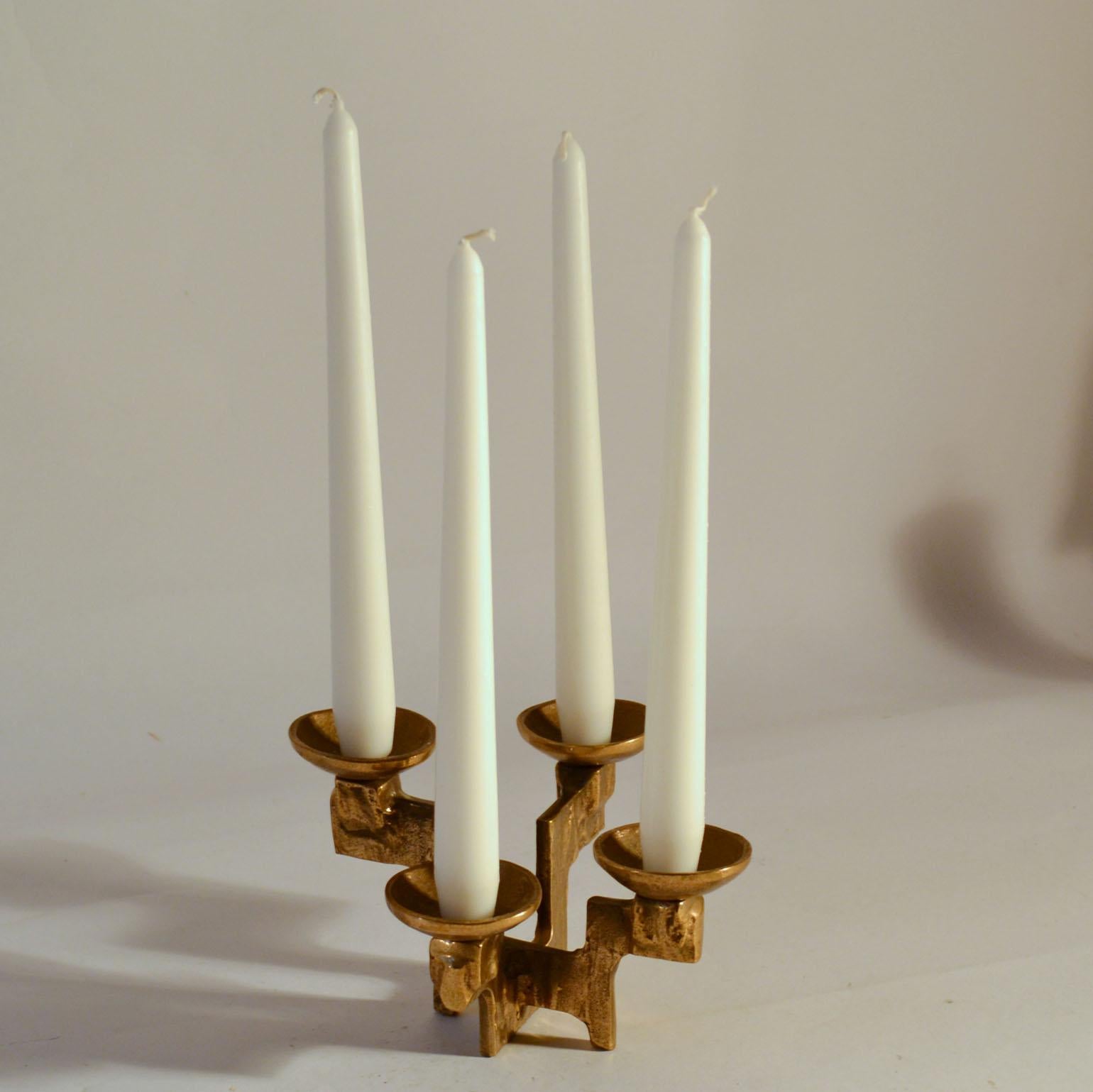 Brutalistischer vierarmiger Bronzeguss-Kerzenständer auf wechselnden Höhen mit originaler hellgoldener Patina für normale oder fette Kerzen (3-4 cm breit).