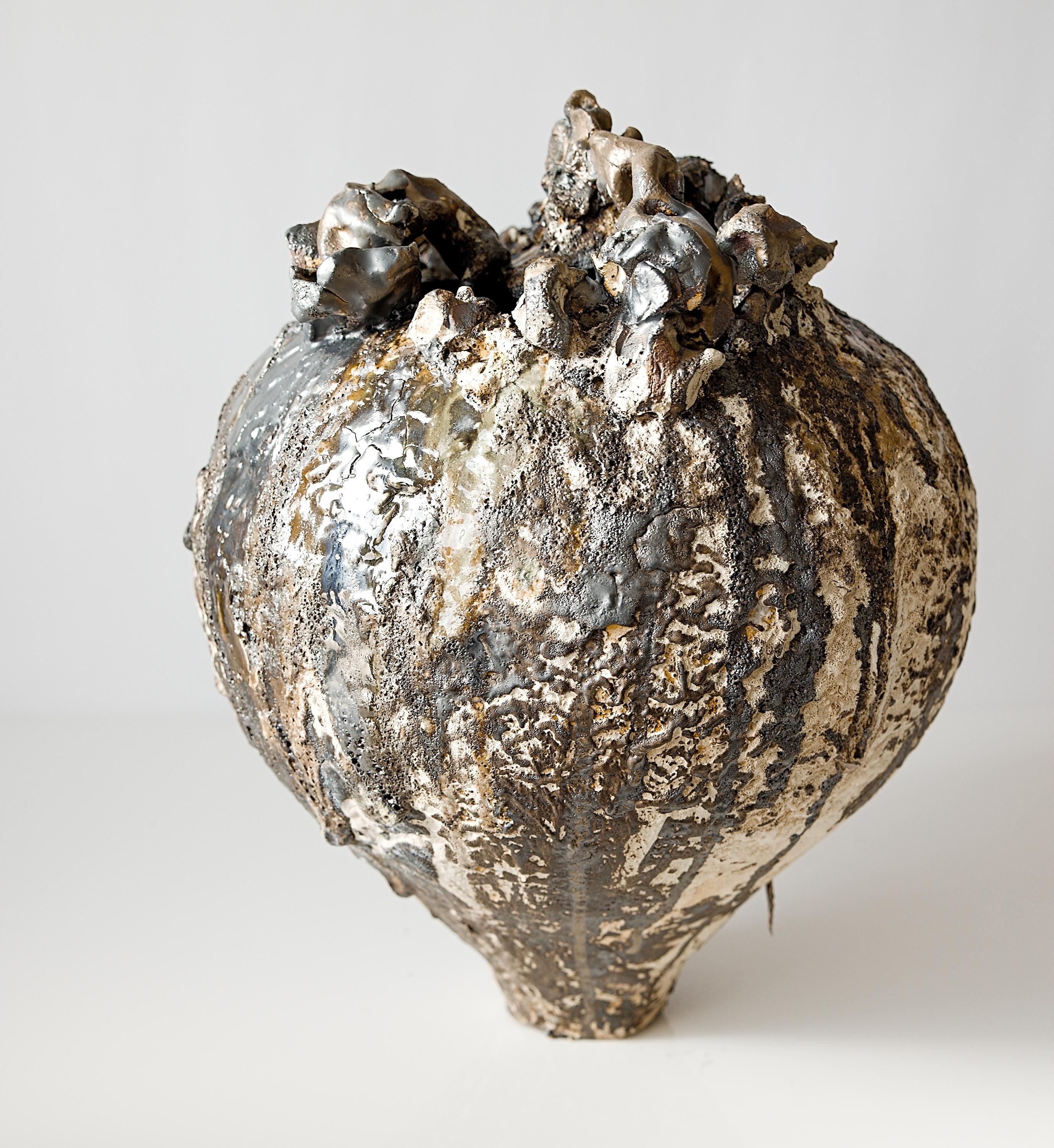 Découvrez l'art exquis du vase Fubuki Moon Pod chez The Shine Studios, où chaque pièce évoque la sensation des tempêtes de neige hivernales dans les villages du Japon.  Ces pièces sculpturales uniques font maintenant partie de notre série de