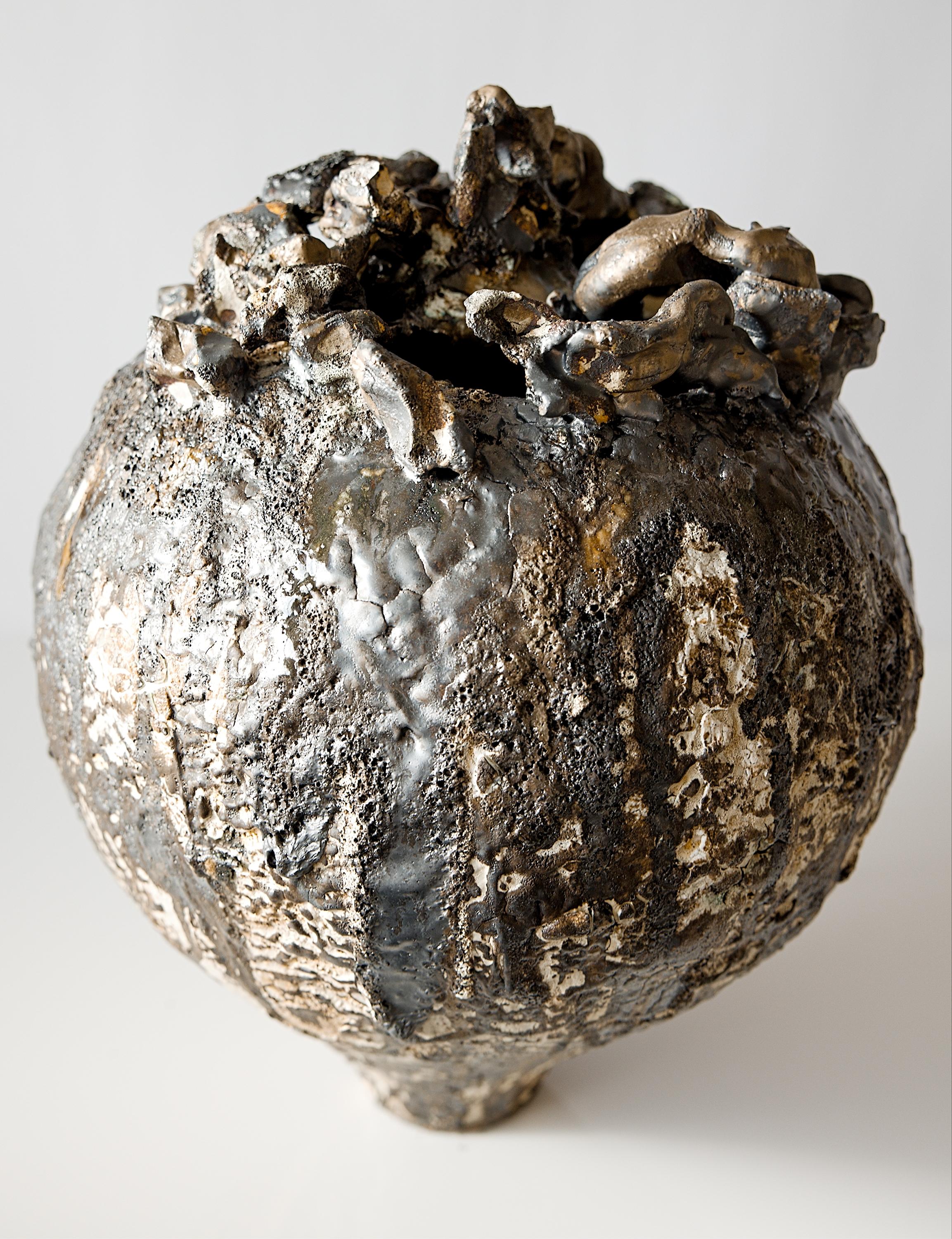 Vernissé Fragment de bronze Fubuki Moon Pod Vase II ! en vente