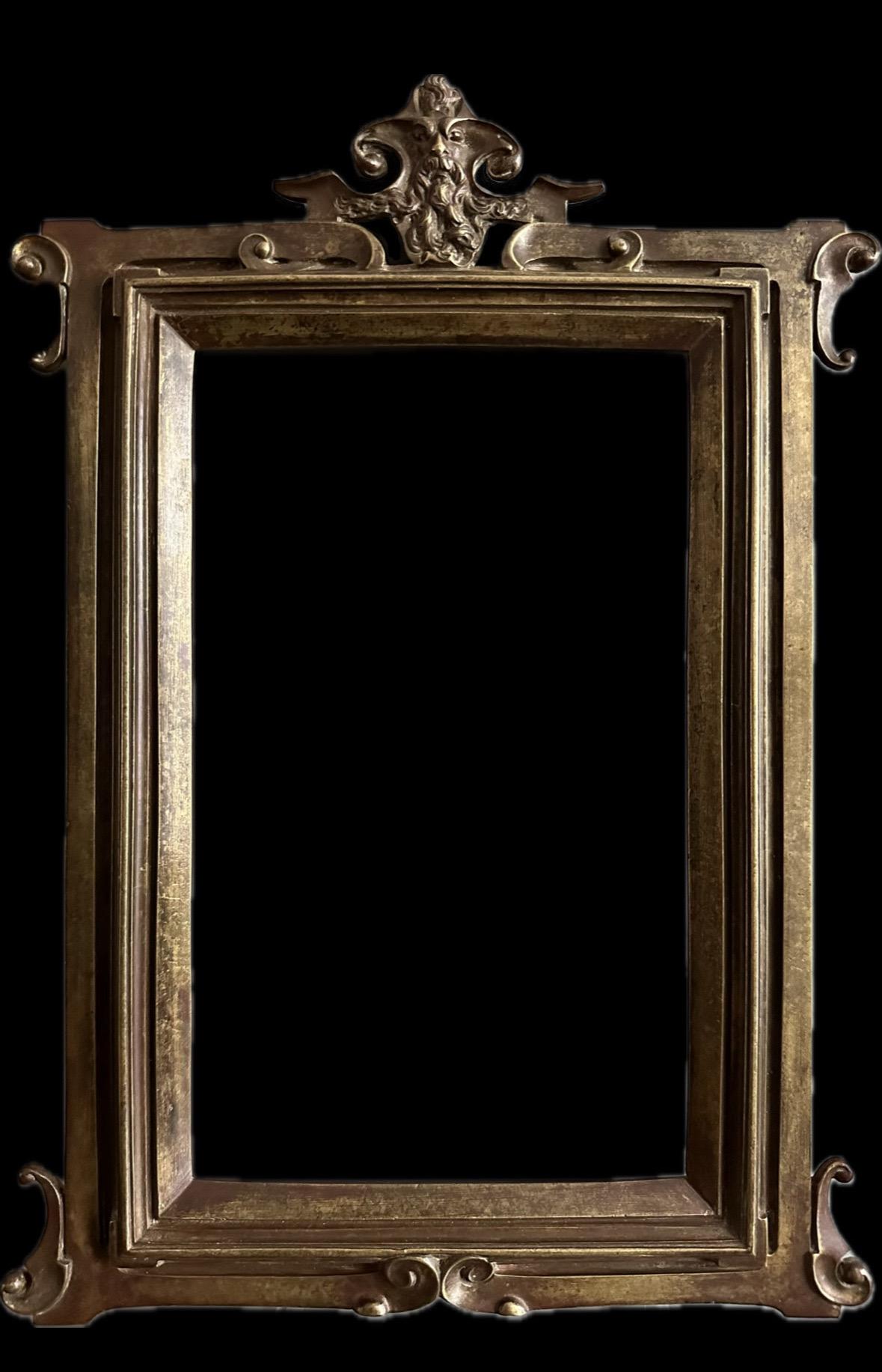 Vergoldeter und patinierter Rahmen aus Bronze. 
1890-1910 Jugendstil 
Giebelfigur des Silenus
Größe des Sichtfensters: 20 x 12 cm
Gesamtgröße: 30 x 21,2 cm