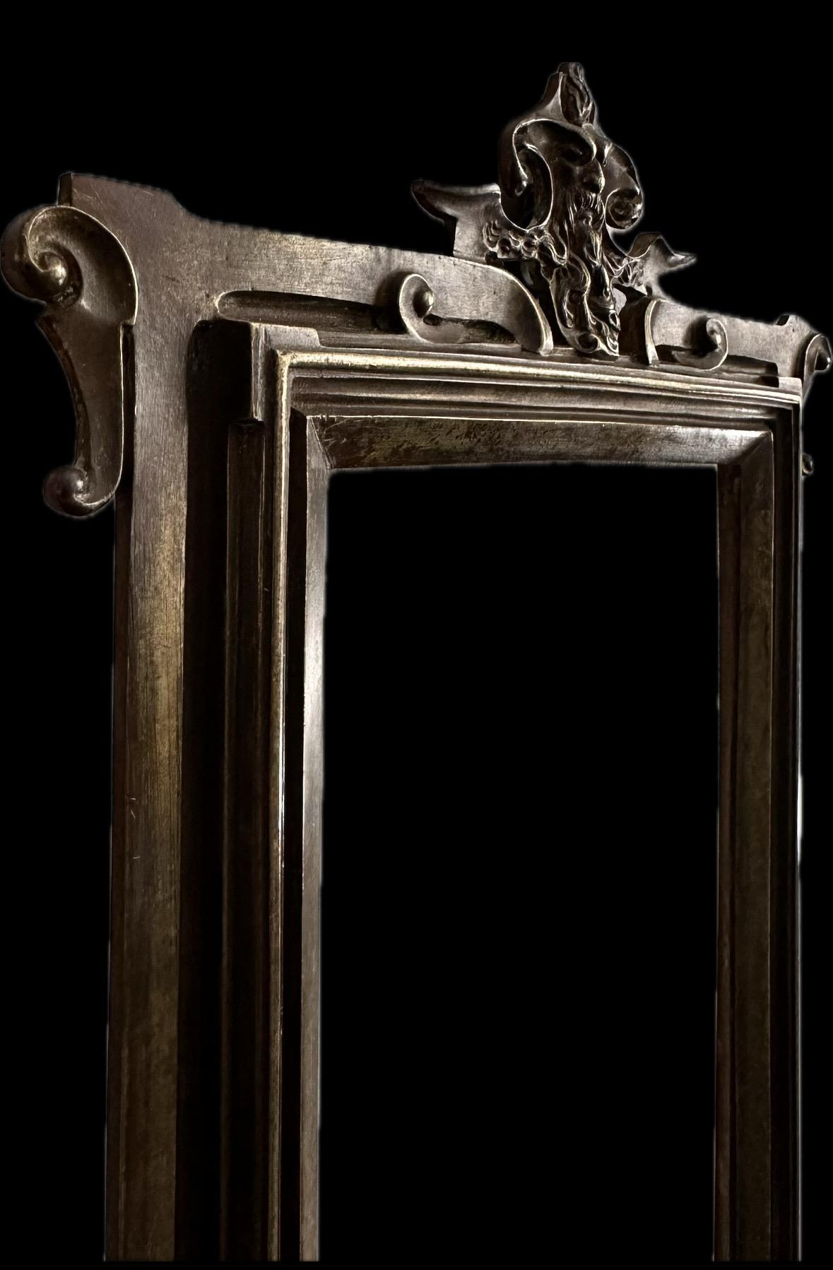Bronze Cadre en bronze Fin 19ème Période Art Nouveau Fronton Figure de Silène  en vente