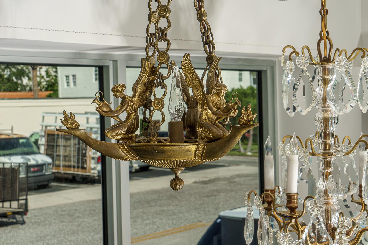 Questo elegante e raffinato lampadario in bronzo stile Impero francese del XIX secolo è stato acquistato in coppia e rappresenta la dimensione perfetta per una toilette, un vestibolo d'ingresso o un guardaroba. 

Nota: questo pezzo è stato