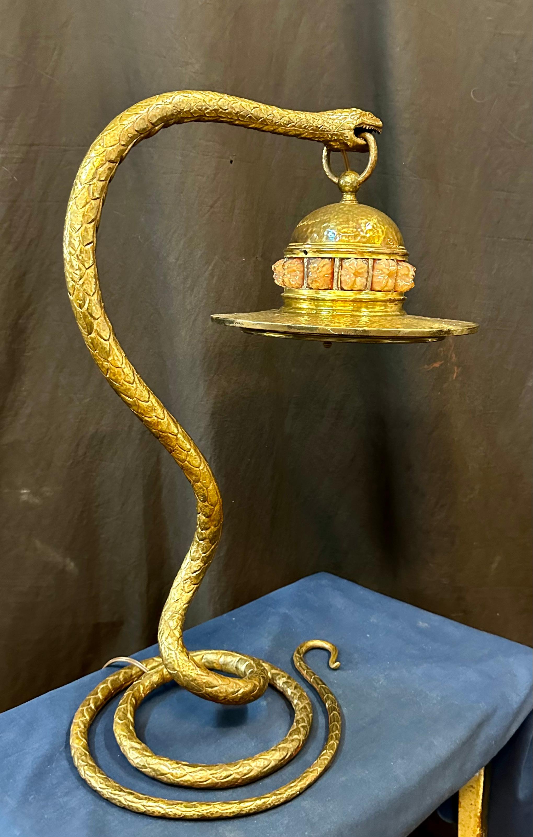 Art nouveau Lampe de table serpent française en bronze en vente