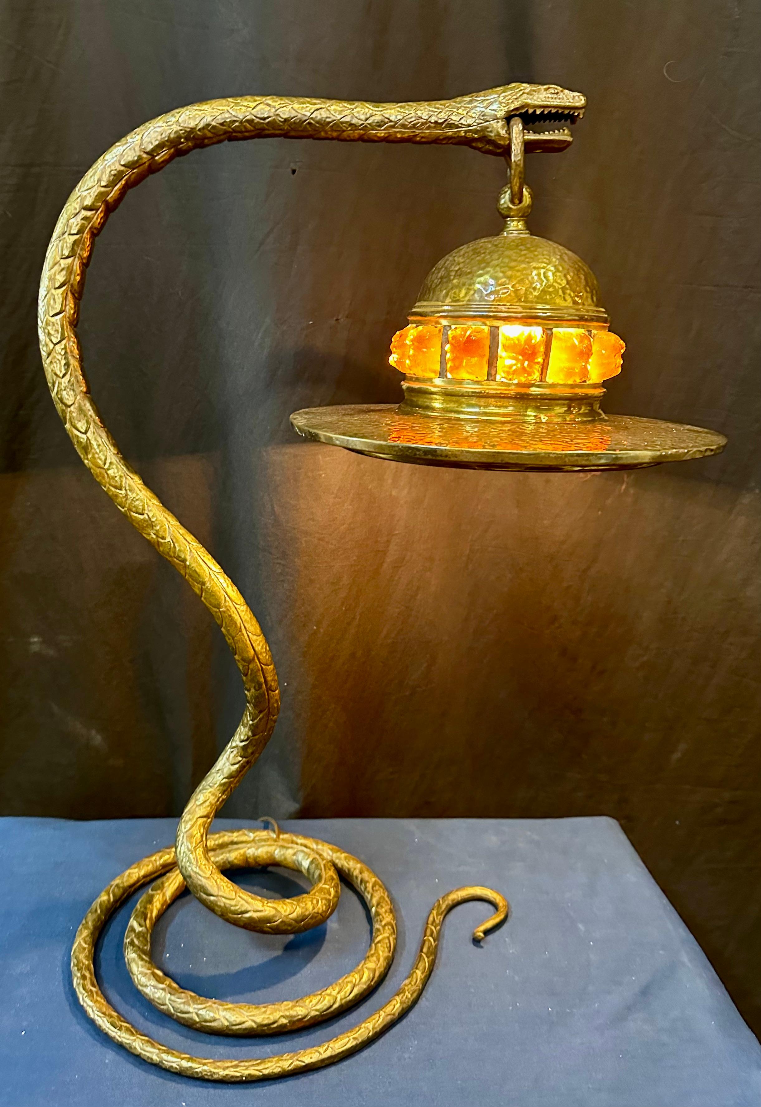 Bronze Lampe de table serpent française en bronze en vente