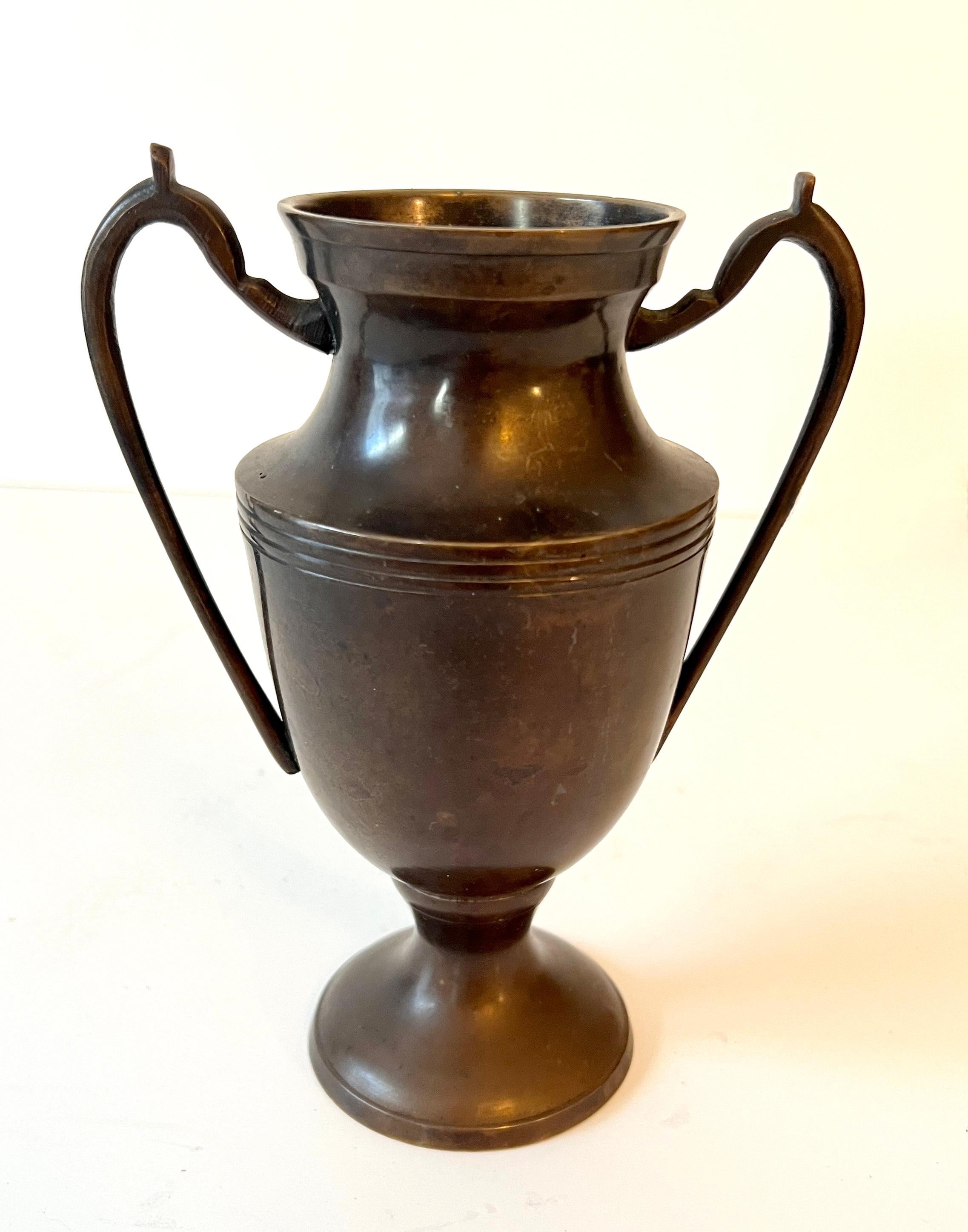 Francese Vaso-urna a forma di trofeo francese in bronzo in vendita