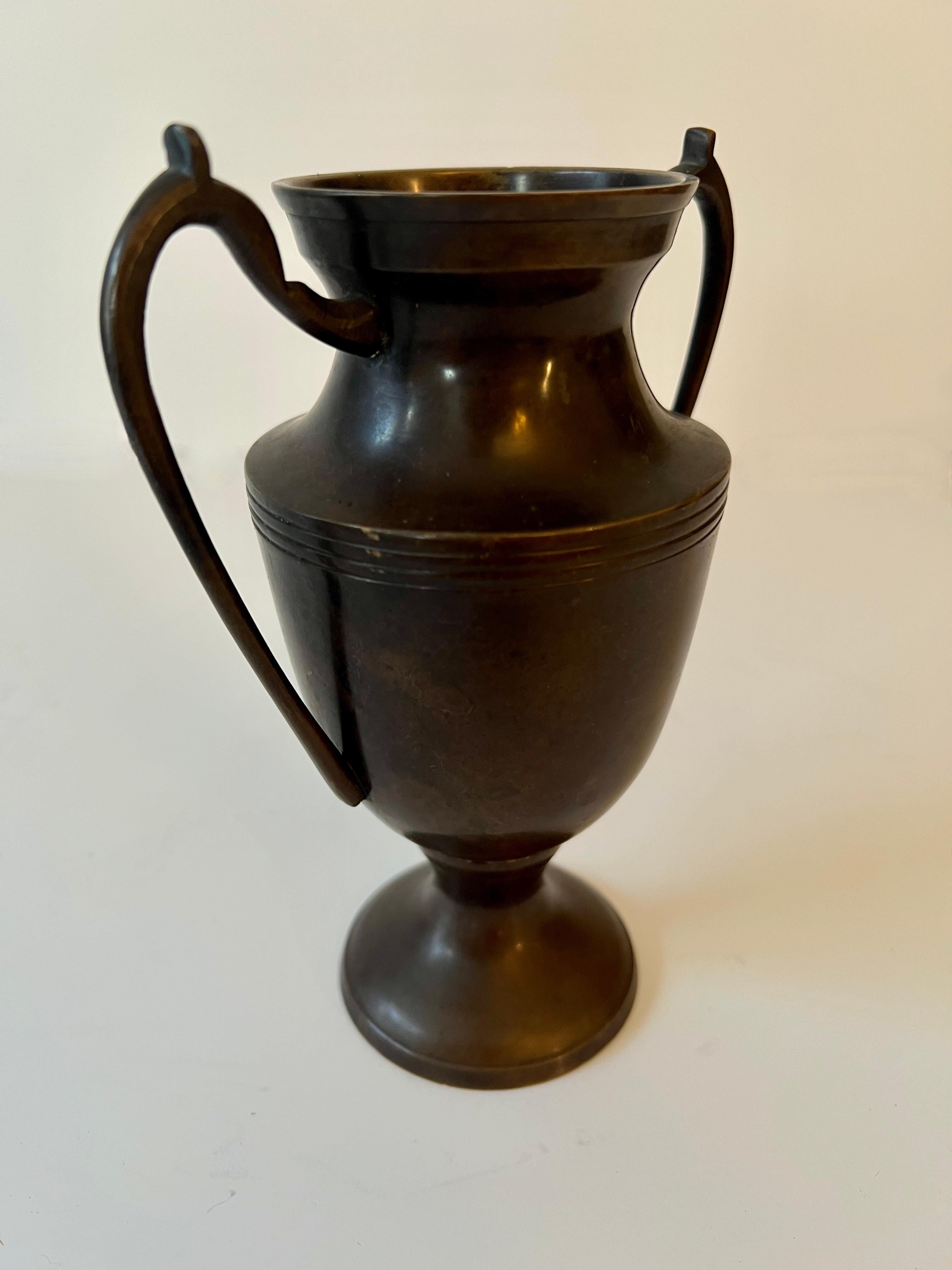 Patinato Vaso-urna a forma di trofeo francese in bronzo in vendita