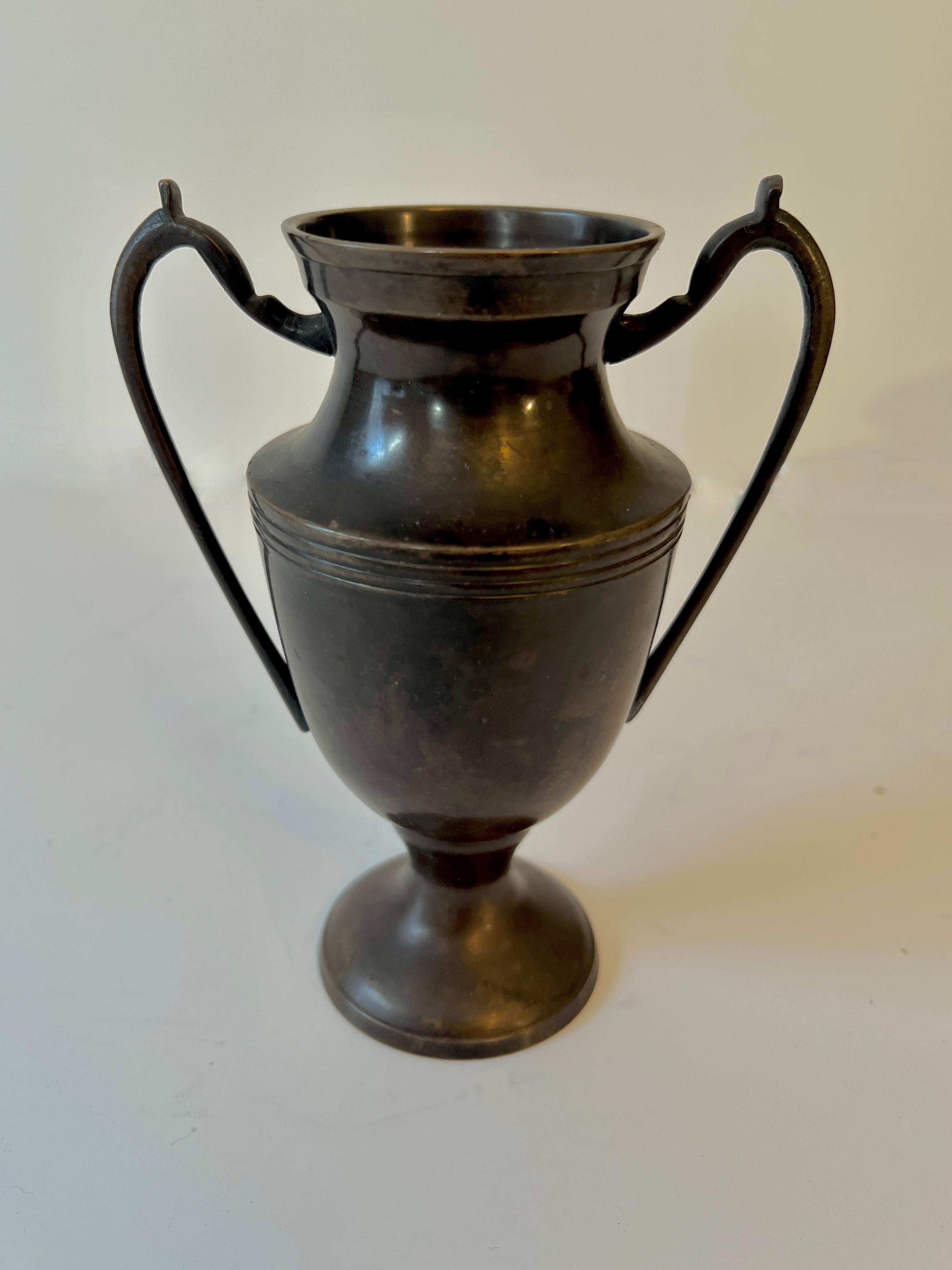 XX secolo Vaso-urna a forma di trofeo francese in bronzo in vendita