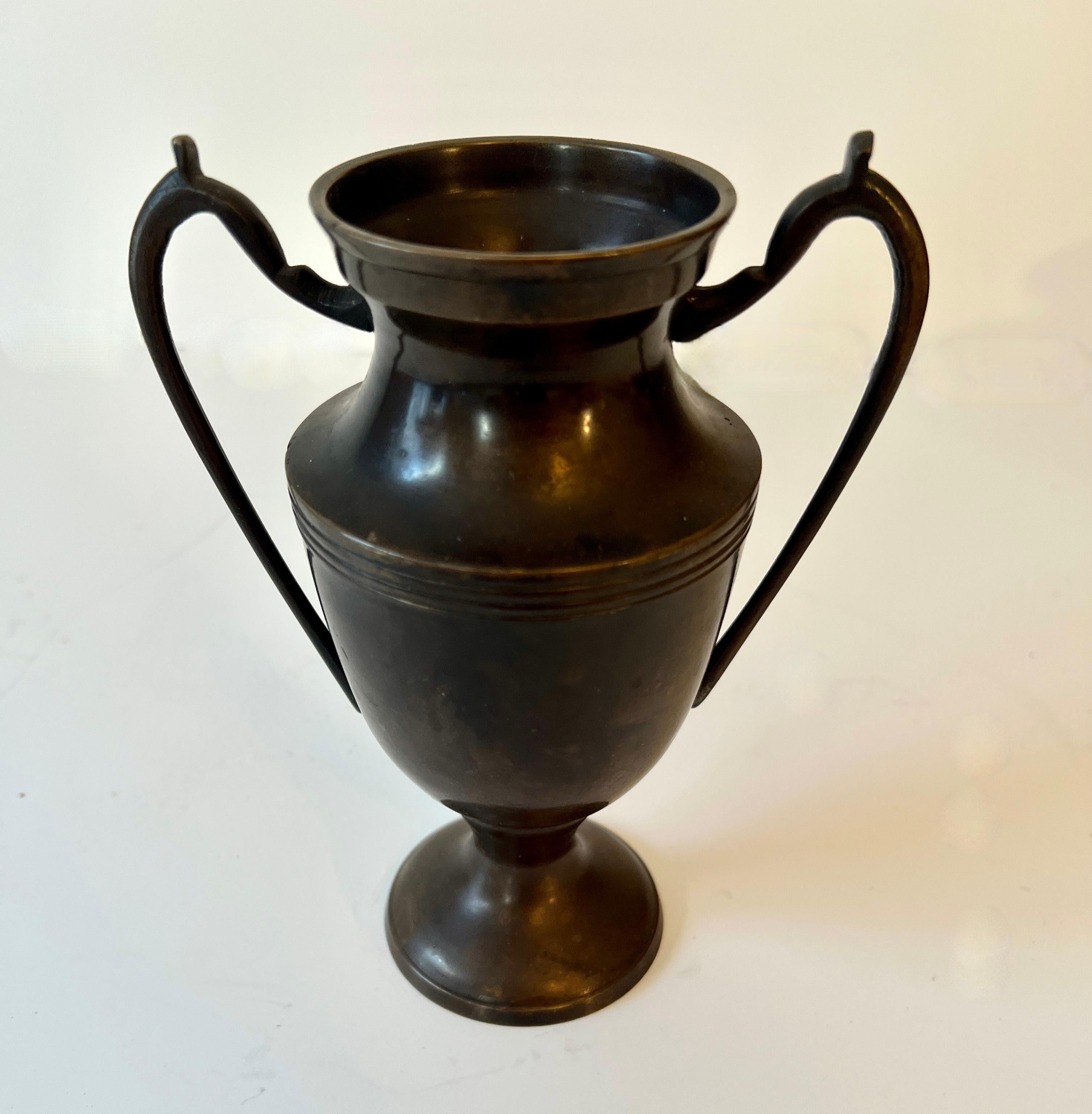 Bronzo Vaso-urna a forma di trofeo francese in bronzo in vendita