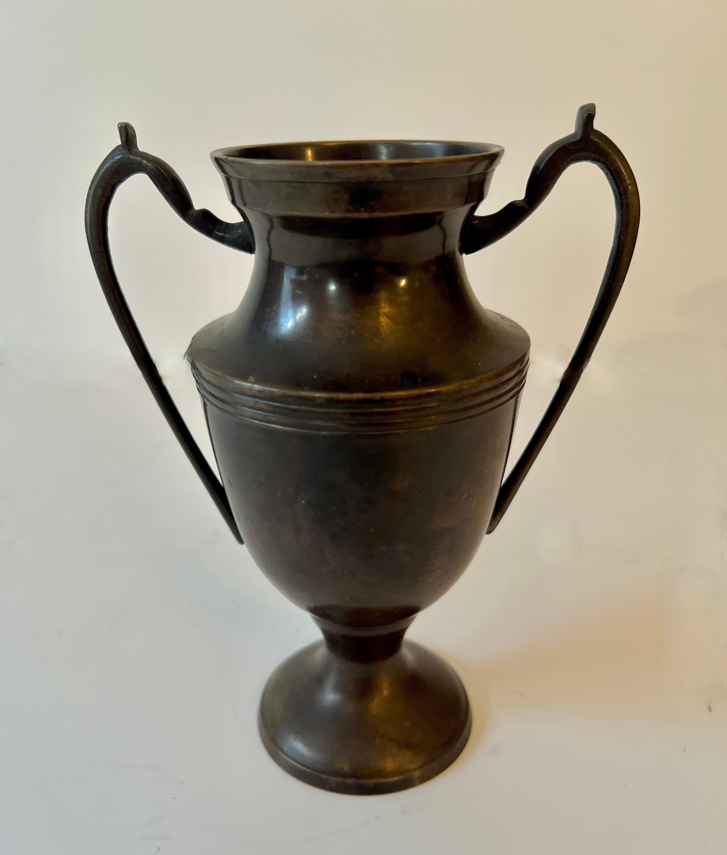 Vaso-urna a forma di trofeo francese in bronzo in vendita 1