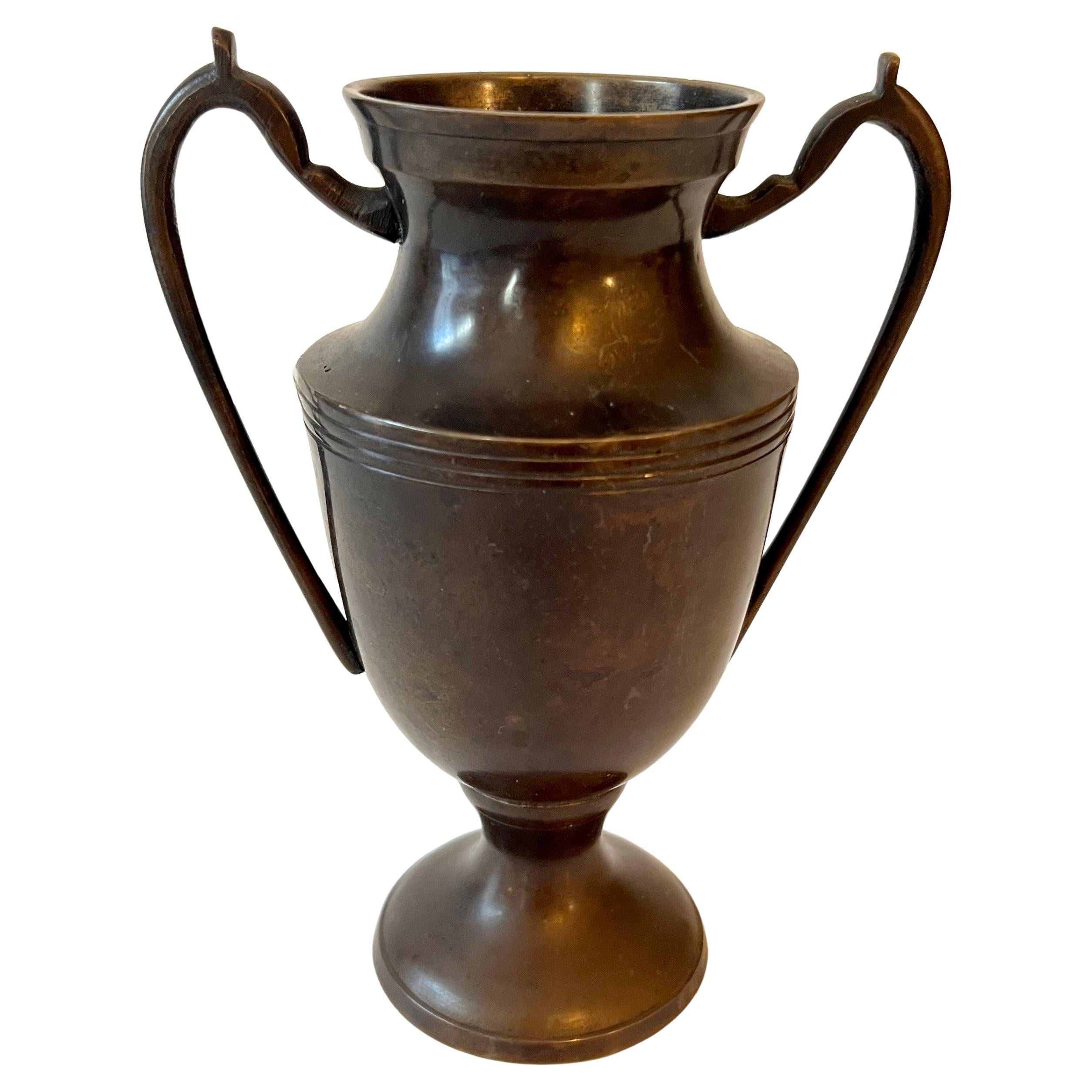Vaso-urna a forma di trofeo francese in bronzo in vendita