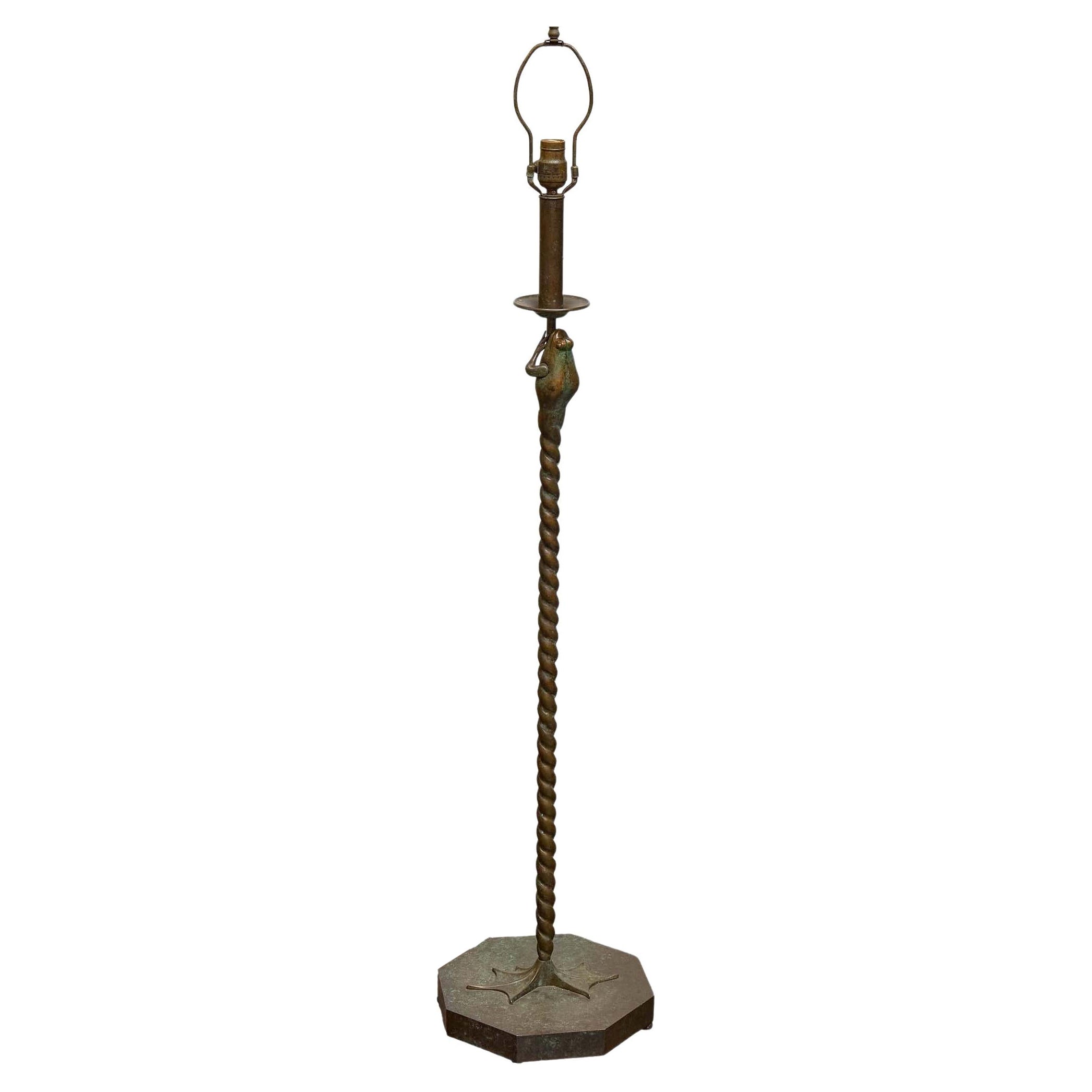 Lampadaire grenouille en bronze à tige torsadée et base octogonale, vers 1930-1940 en vente