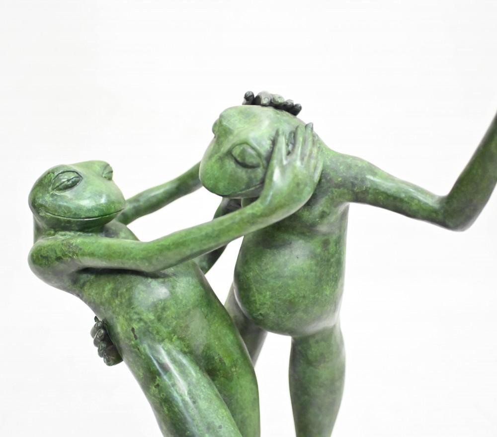 Wonderful large bronze statue of a pair of frogs - or toads - salsa dancing
Cast from green bronze with a great patina
Good size at 3.5 feet tall - 101 CM
As bronze can live outside with no fear of rusting so good for the garden
Offered in great
