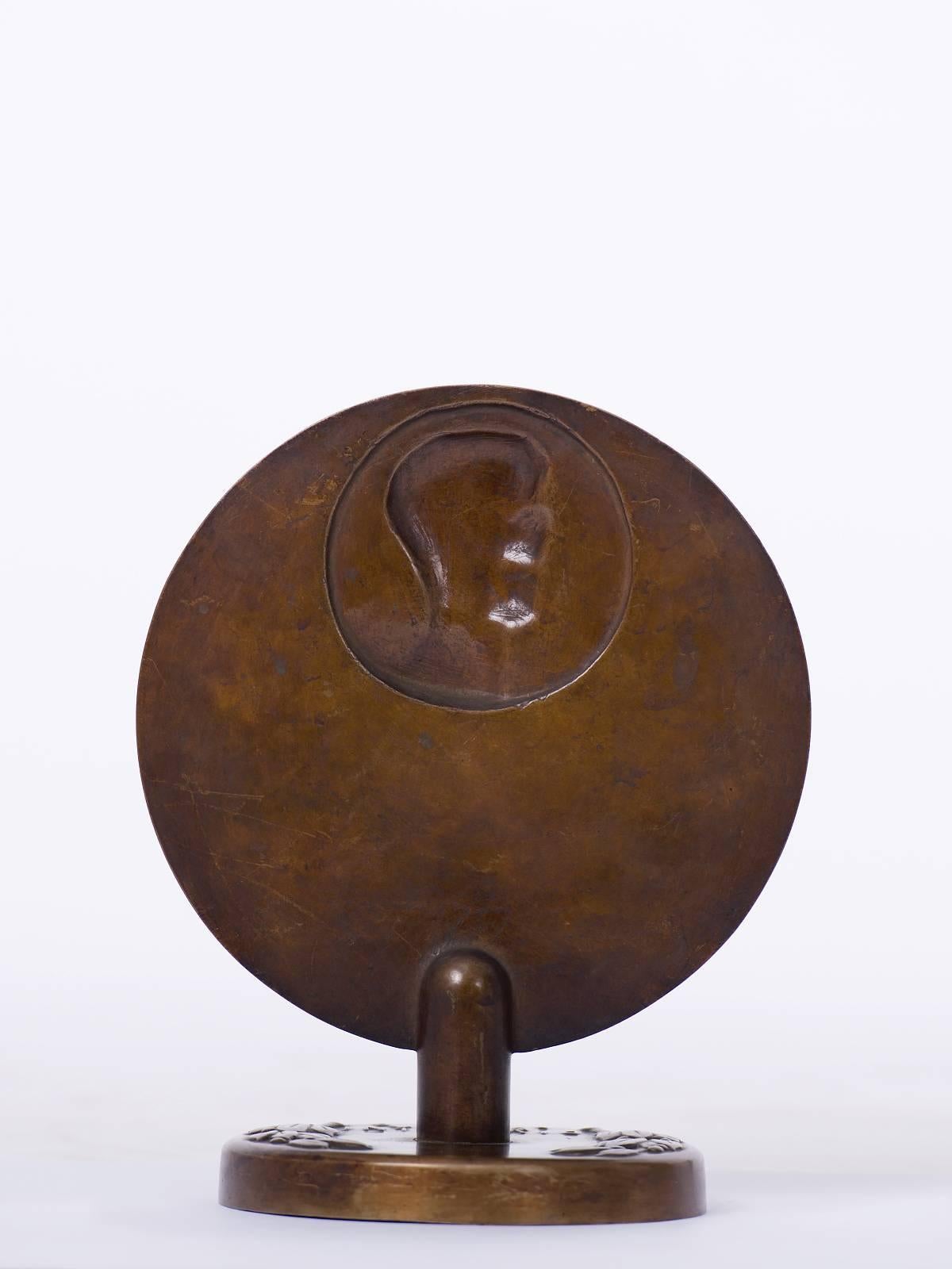 L'autore Jaroslav Benda 1947 a Praga. La scultura era quella giusta. Price in un concorso teatrale nel 1948. Firma di Jar. Benda, bella patina originale. Peso: 2 kg.