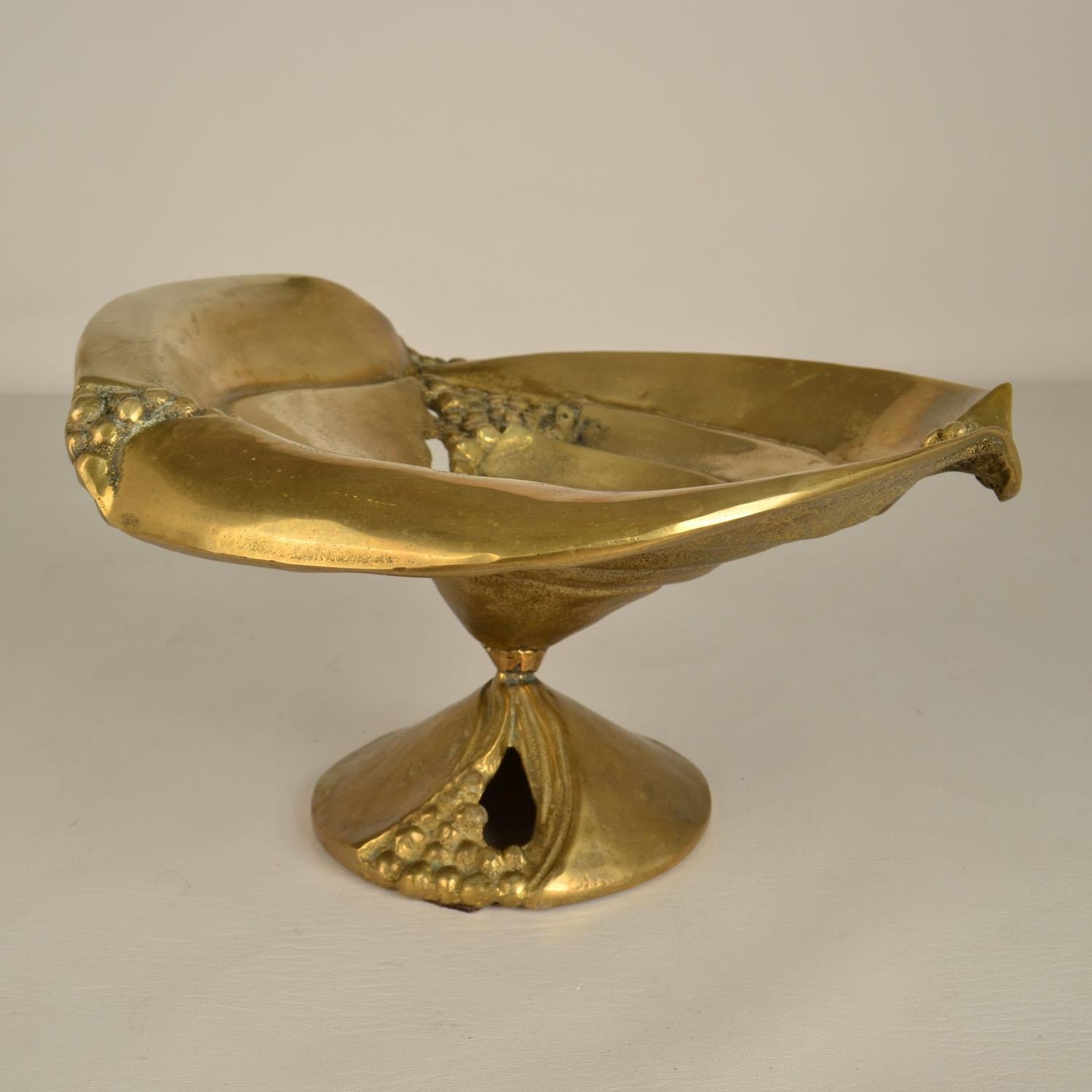Bronze Fruit Bowl Organic Decorated with Grapes (Moderne der Mitte des Jahrhunderts) im Angebot