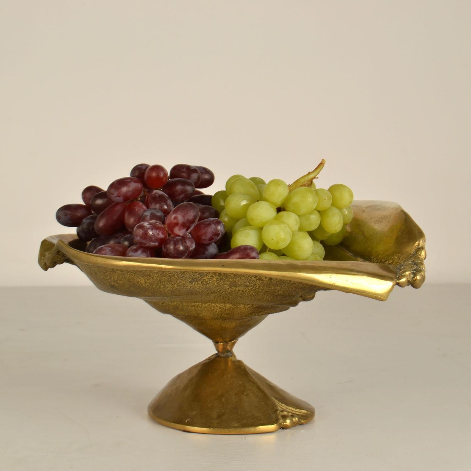 Bronze Fruit Bowl Organic Decorated with Grapes (Deutsch) im Angebot