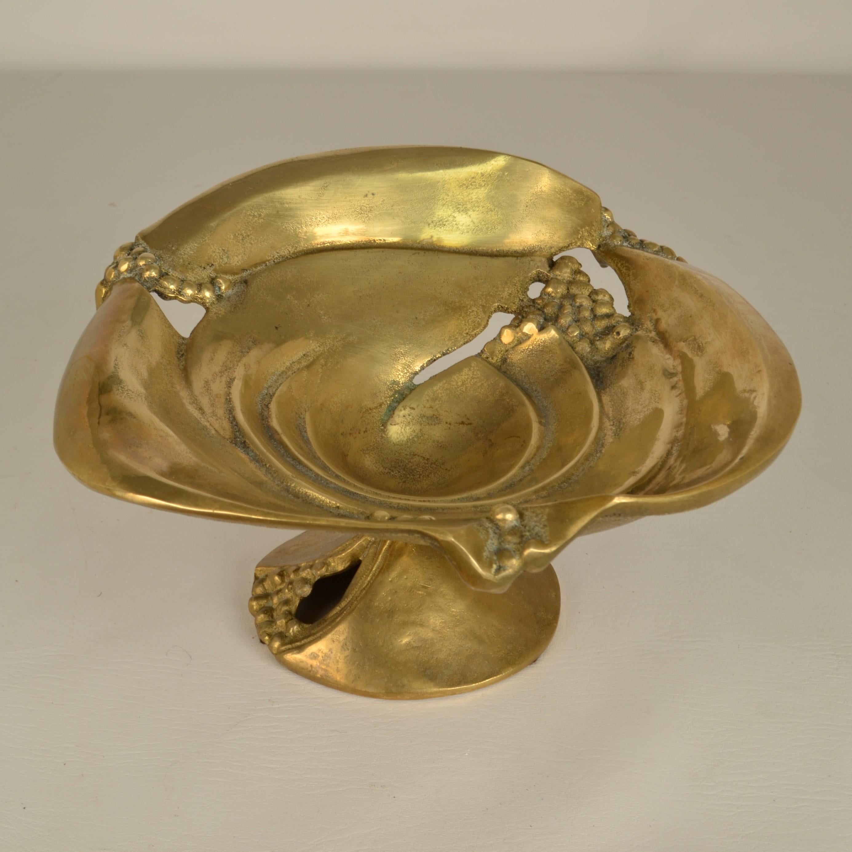 Bronze Fruit Bowl Organic Decorated with Grapes (Gegossen) im Angebot