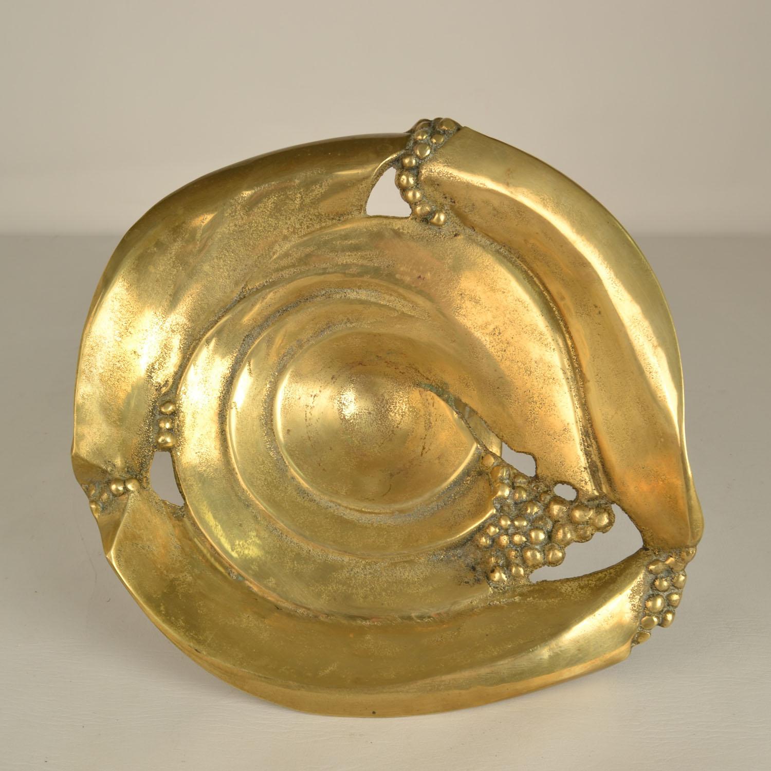 Bronze Fruit Bowl Organic Decorated with Grapes im Zustand „Hervorragend“ im Angebot in London, GB