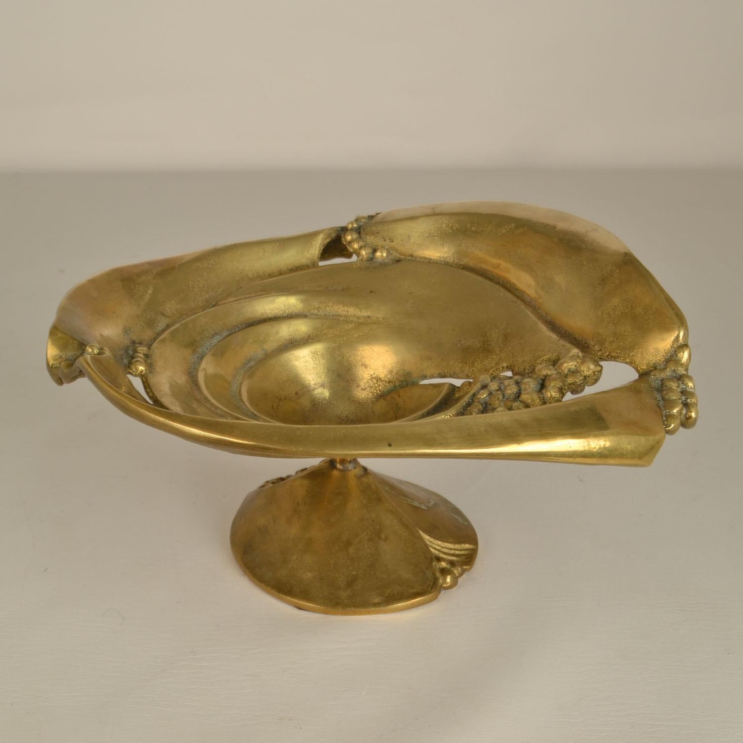 Bronze Fruit Bowl Organic Decorated with Grapes im Angebot 1
