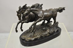 Sculpture de statue en bronze « A » représentant des chevaux chevauchant en train de courir de 22,86 cm sur socle en marbre