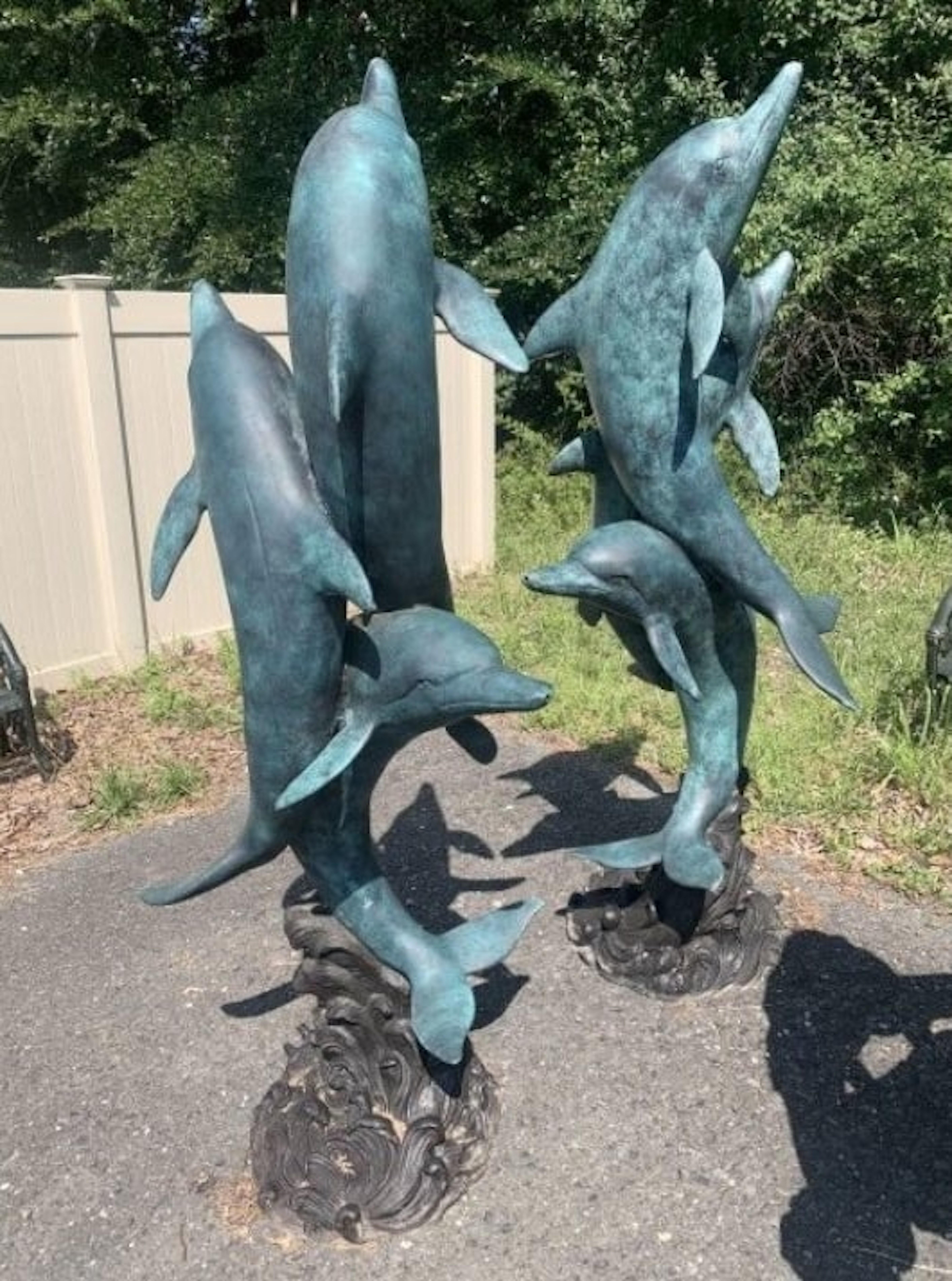 Fontaine de jardin représentant un couple de dauphins avec des robinets sur le bec.  Veuillez confirmer la localisation avec le vendeur (NY ou NY)

