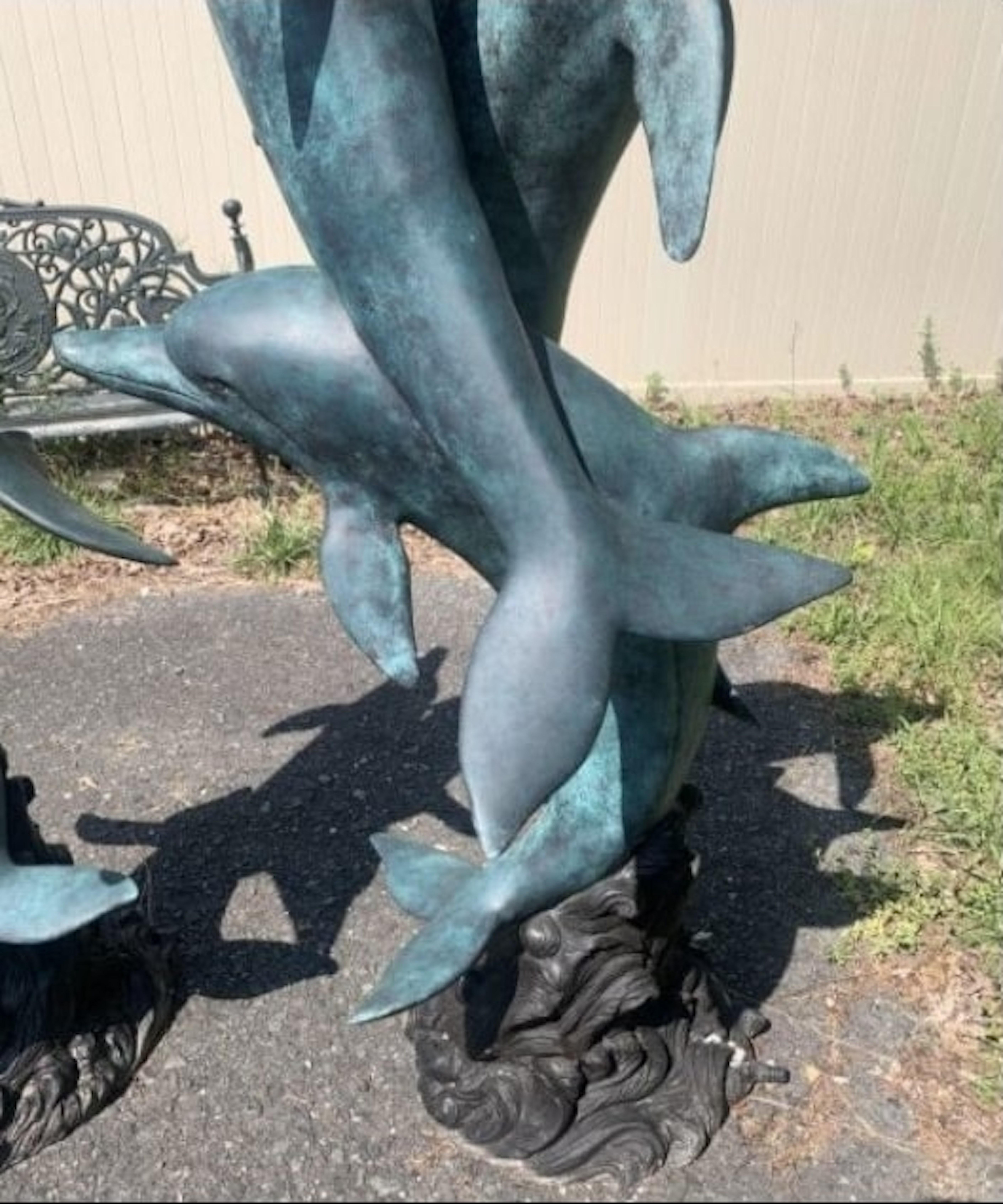 Mid-Century Modern Fontaine de jardin en bronze avec dauphins