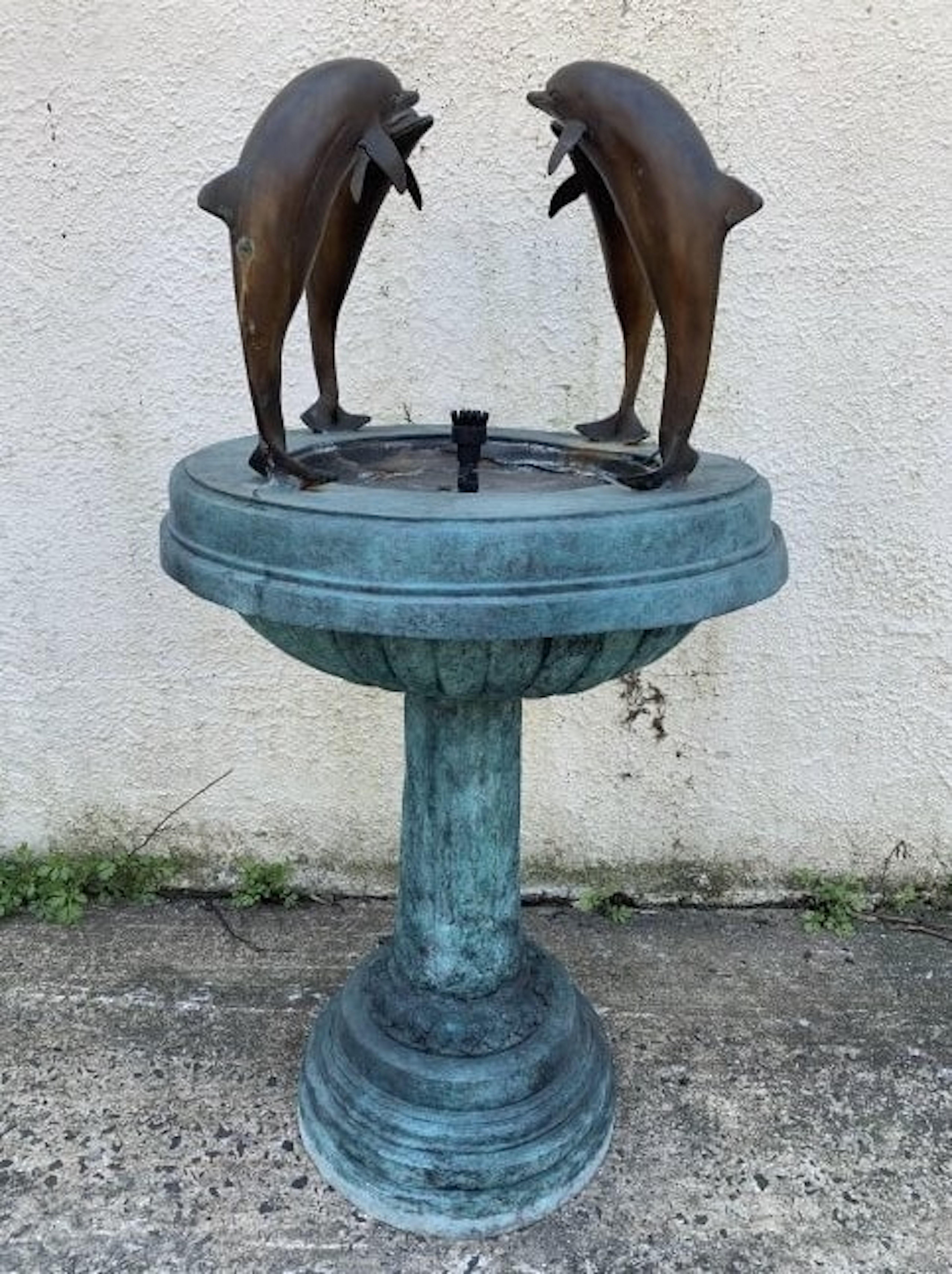 Belle fontaine de jardin avec robinet multidirectionnel et figurines de dauphins. Veuillez confirmer la localisation avec le vendeur (NY ou NJ)
