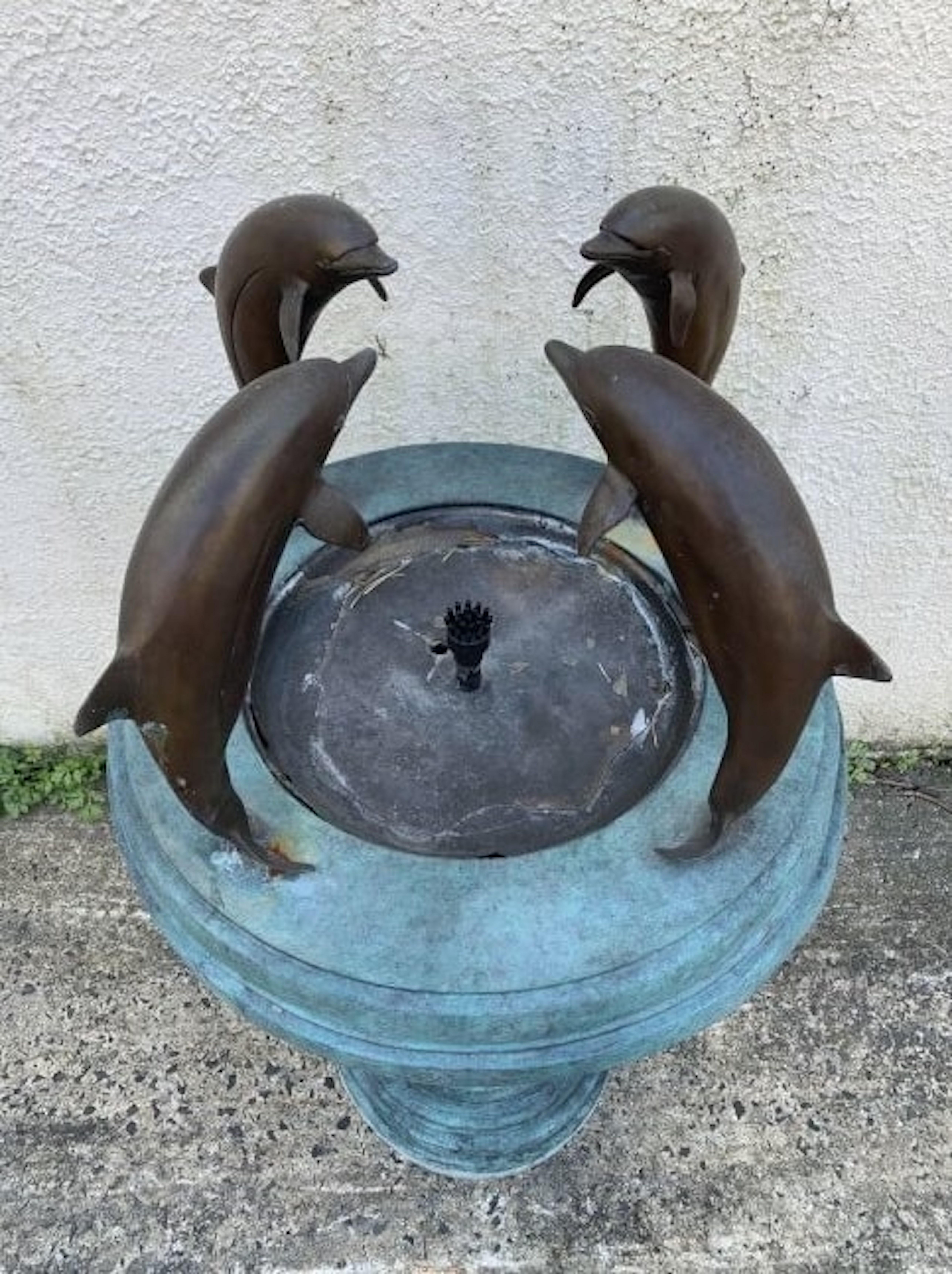 Mid-Century Modern Fontaine de jardin en bronze avec dauphins en vente