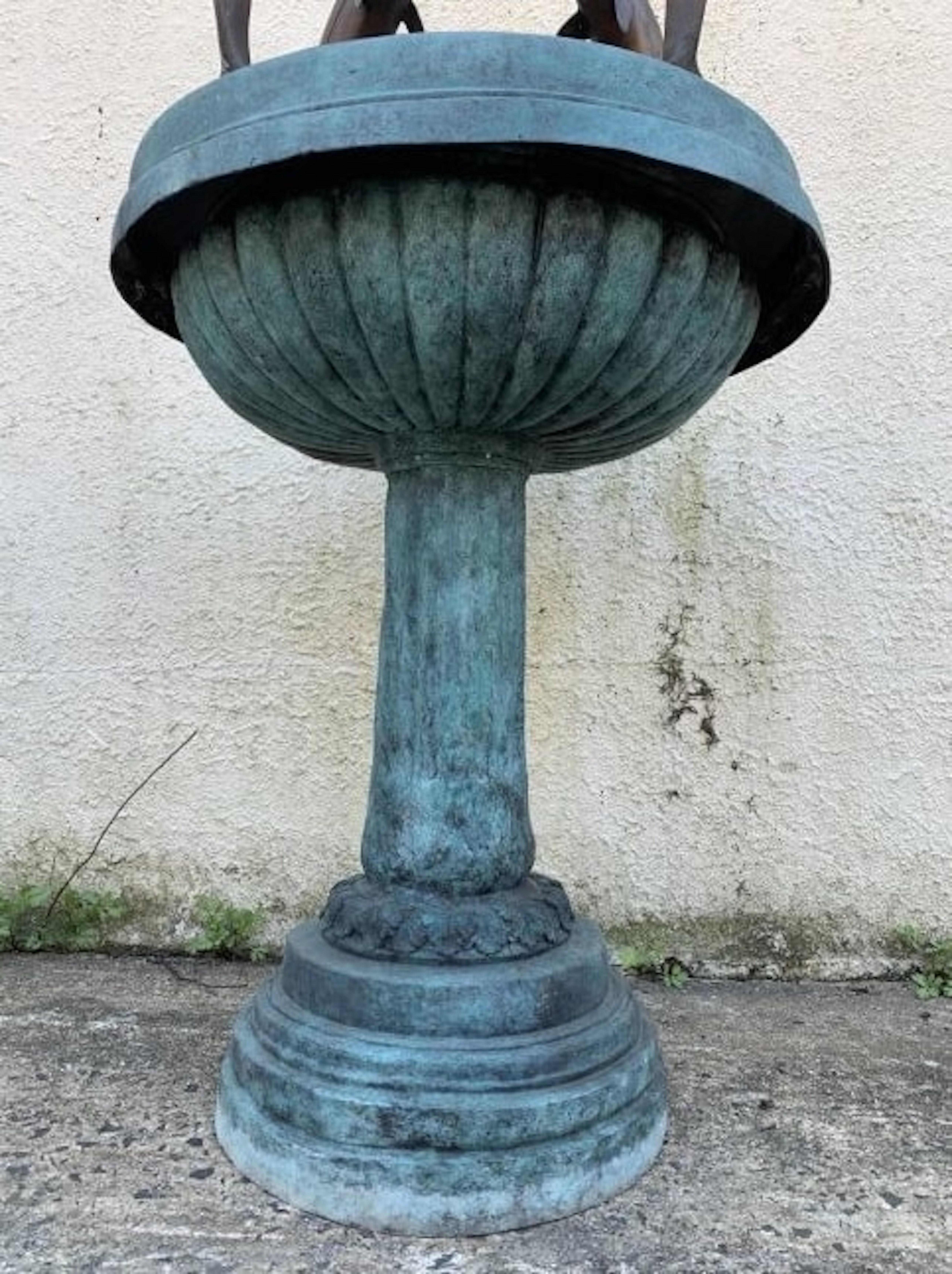 Bronze Fontaine de jardin en bronze avec dauphins en vente