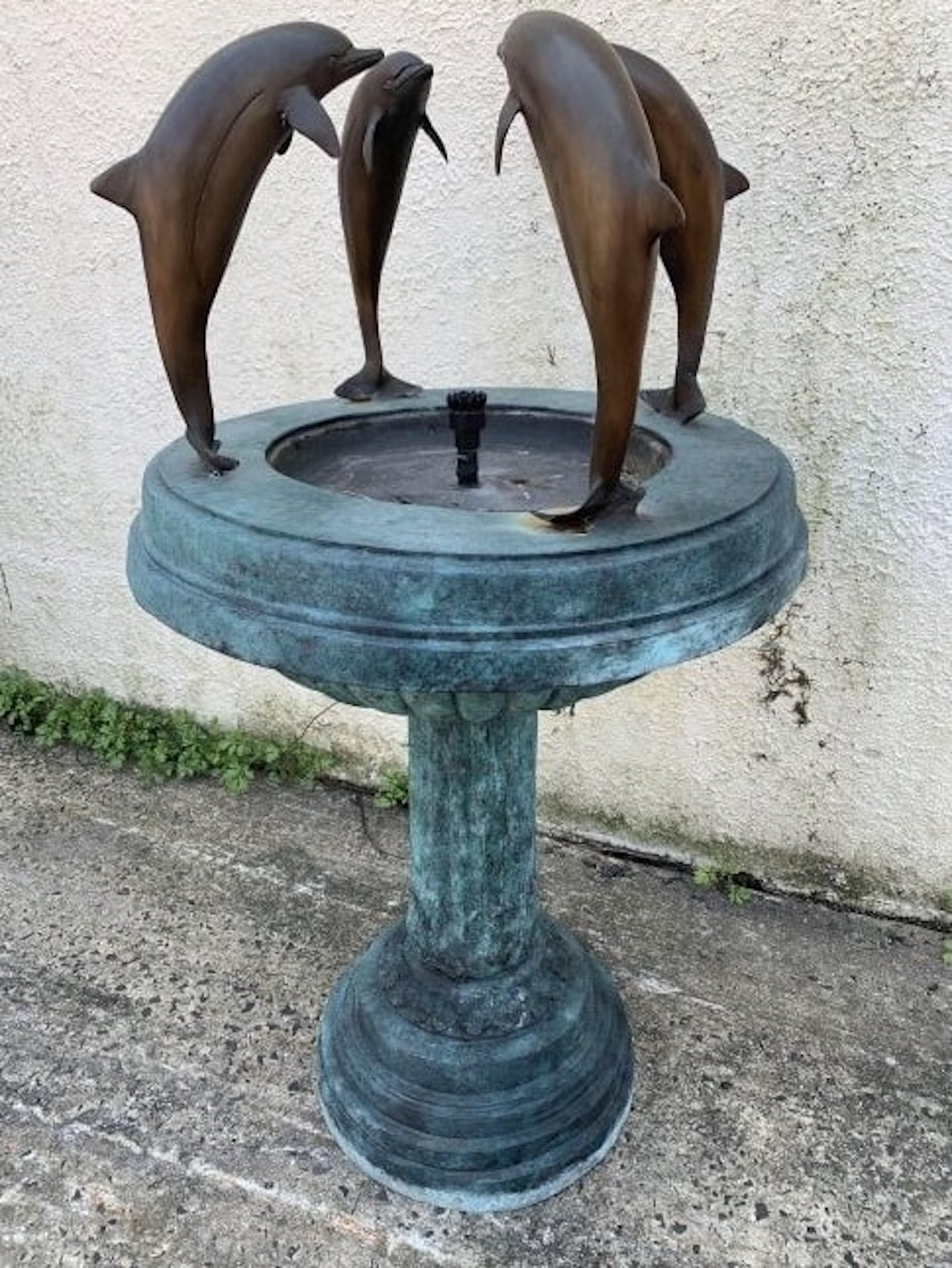 Fontaine de jardin en bronze avec dauphins en vente 1