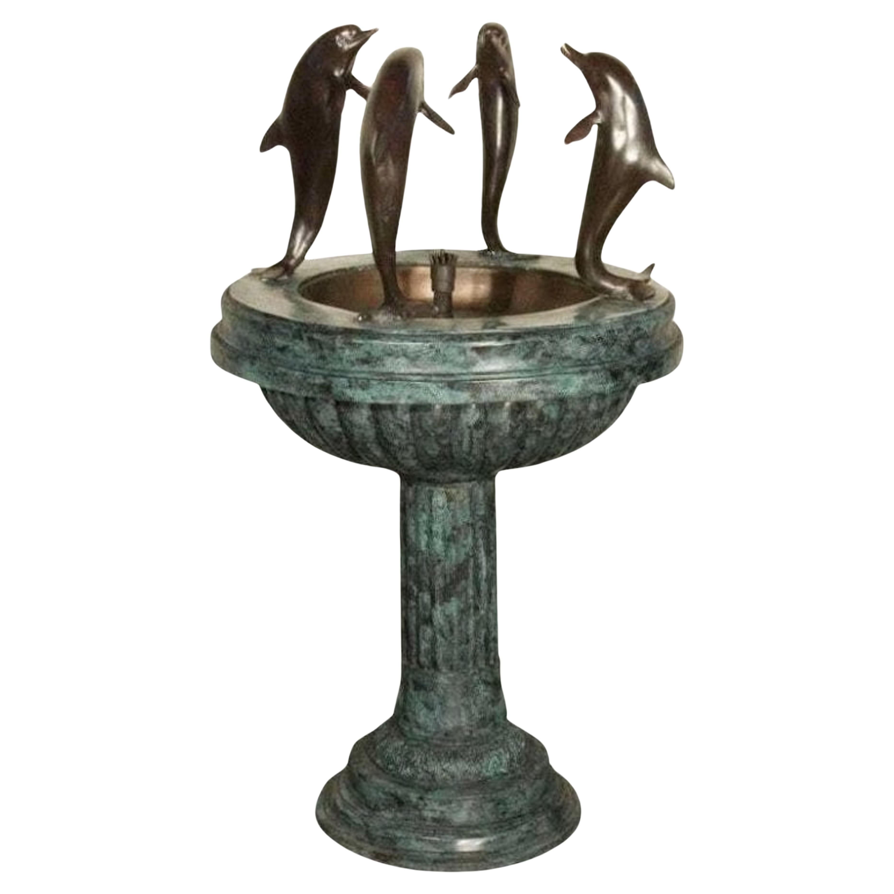 Fontana da giardino in bronzo con delfini