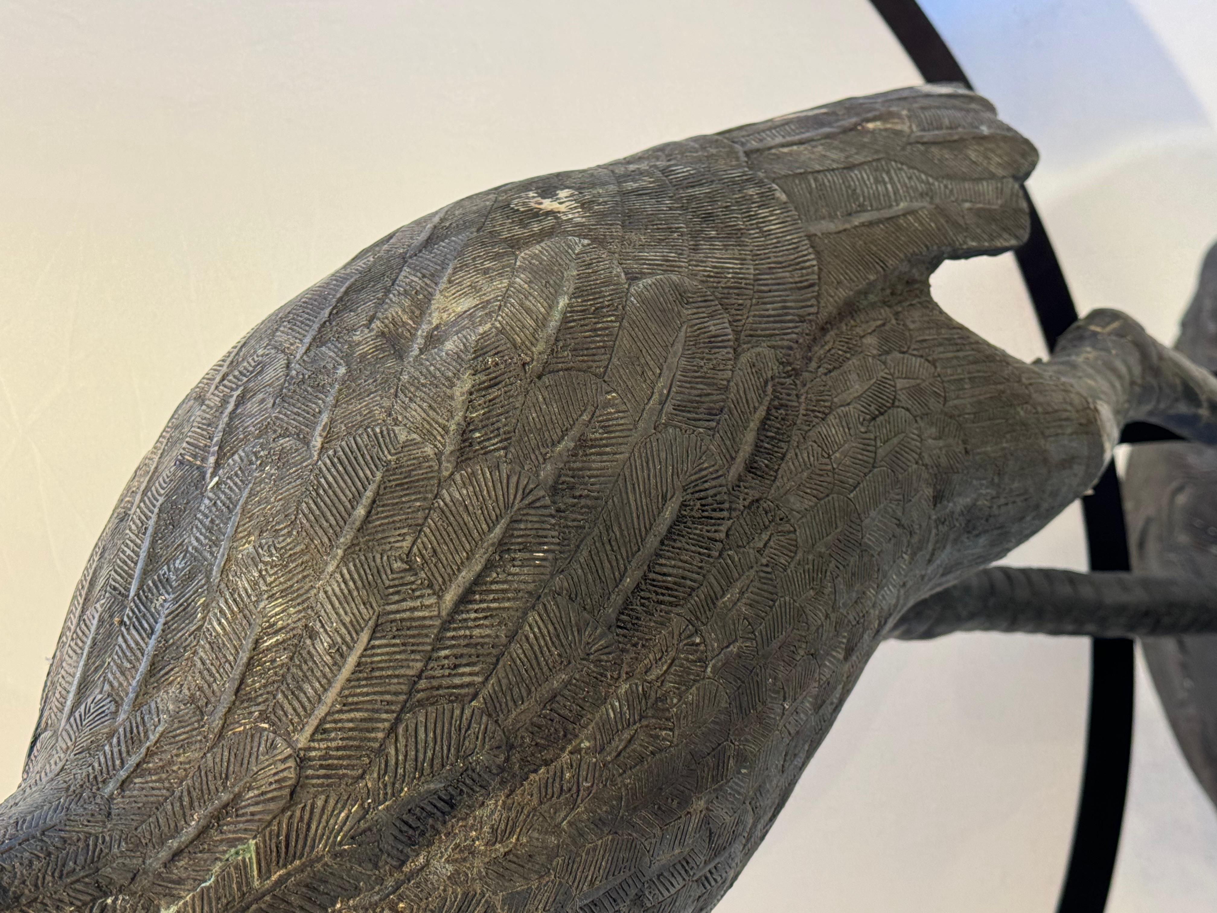 Escultura de jardín de bronce de una grulla con flor de loto sobre una tortuga dragón, China siglo XX en venta