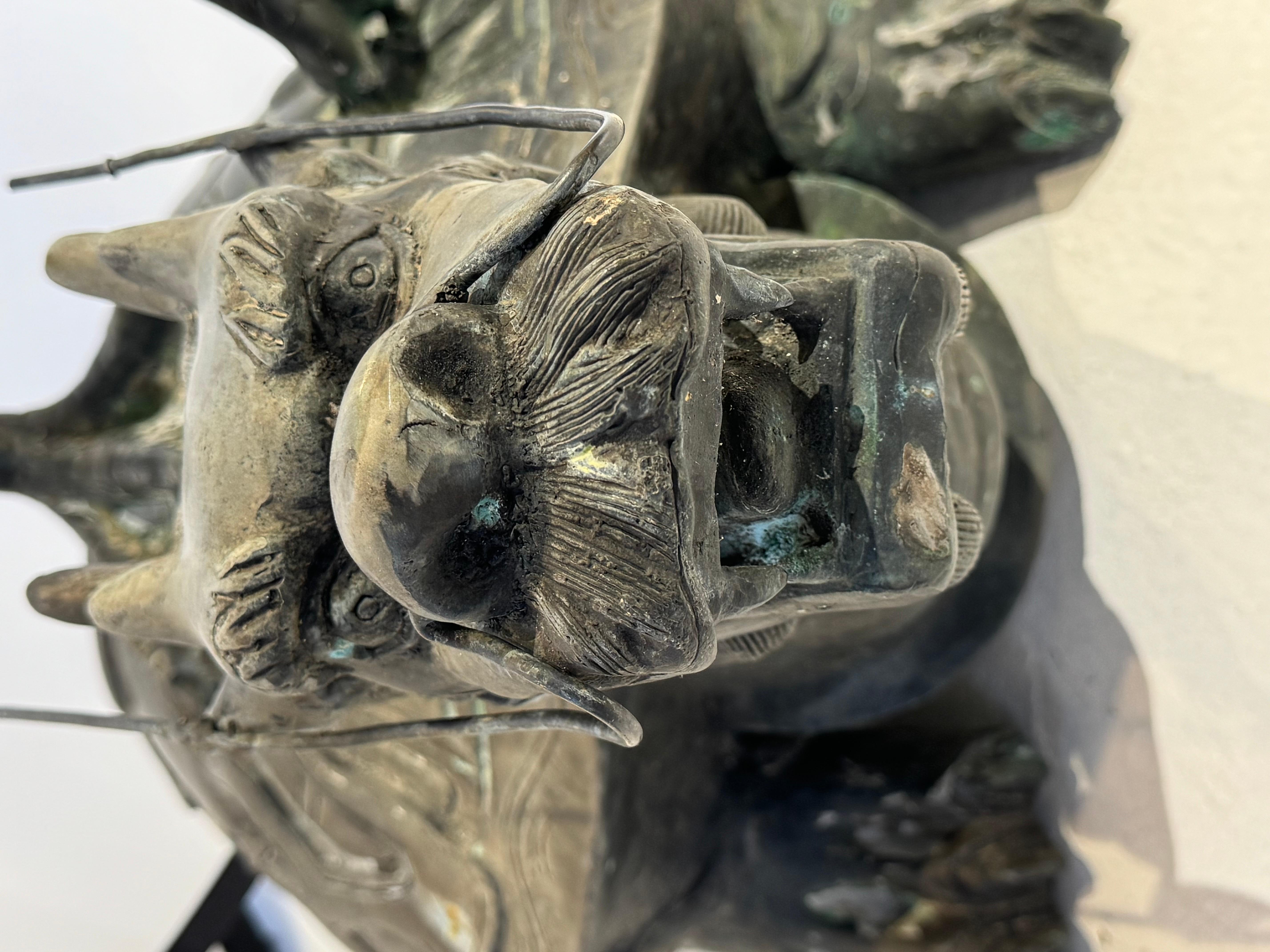 Escultura de jardín de bronce de una grulla con flor de loto sobre una tortuga dragón, China en venta 2
