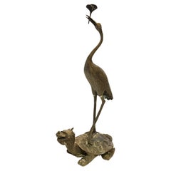 Escultura de jardín de bronce de una grulla con flor de loto sobre una tortuga dragón, China