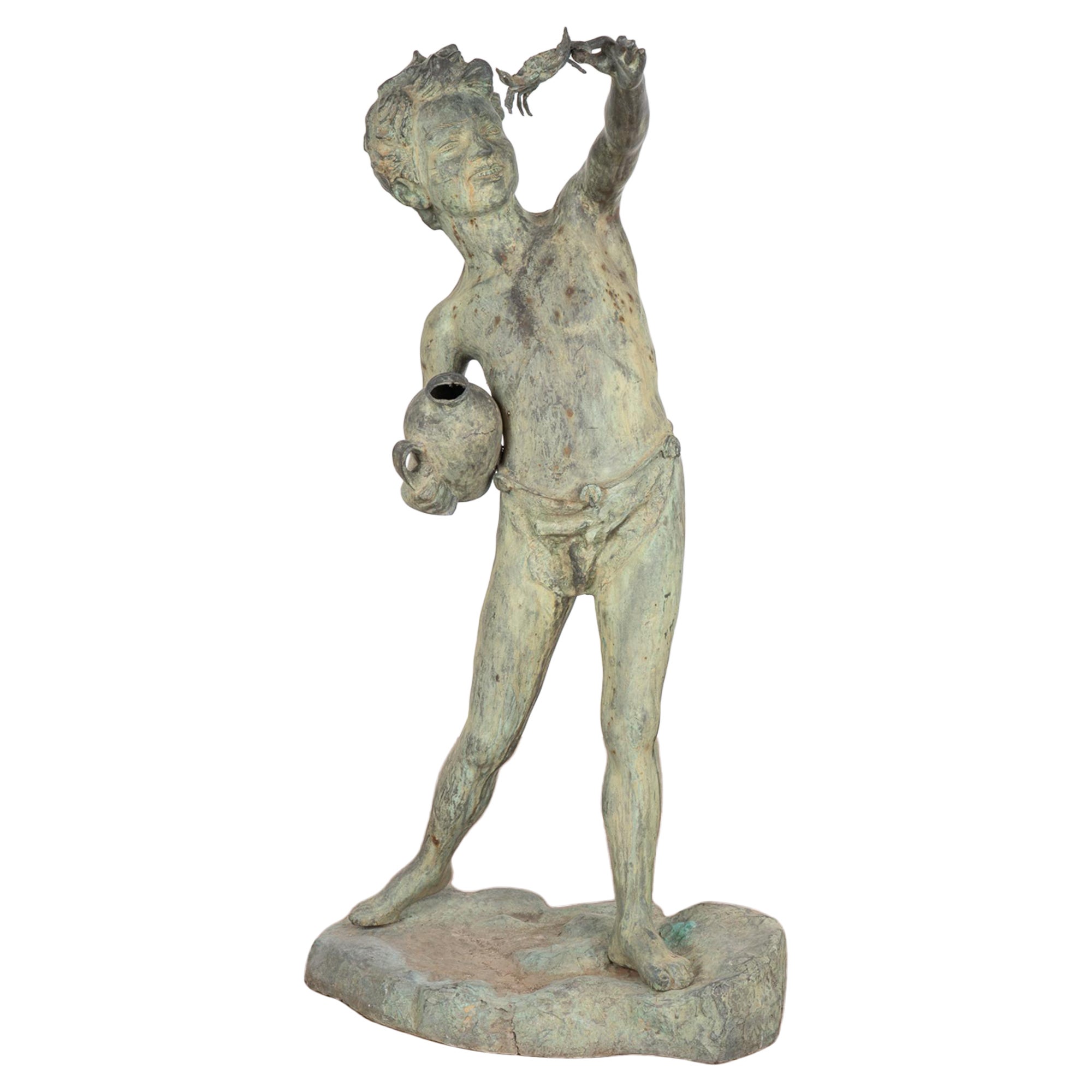 Statua da giardino in bronzo di ragazzo che tiene un granchio e un barattolo, Danimarca, 1960-80 ca.