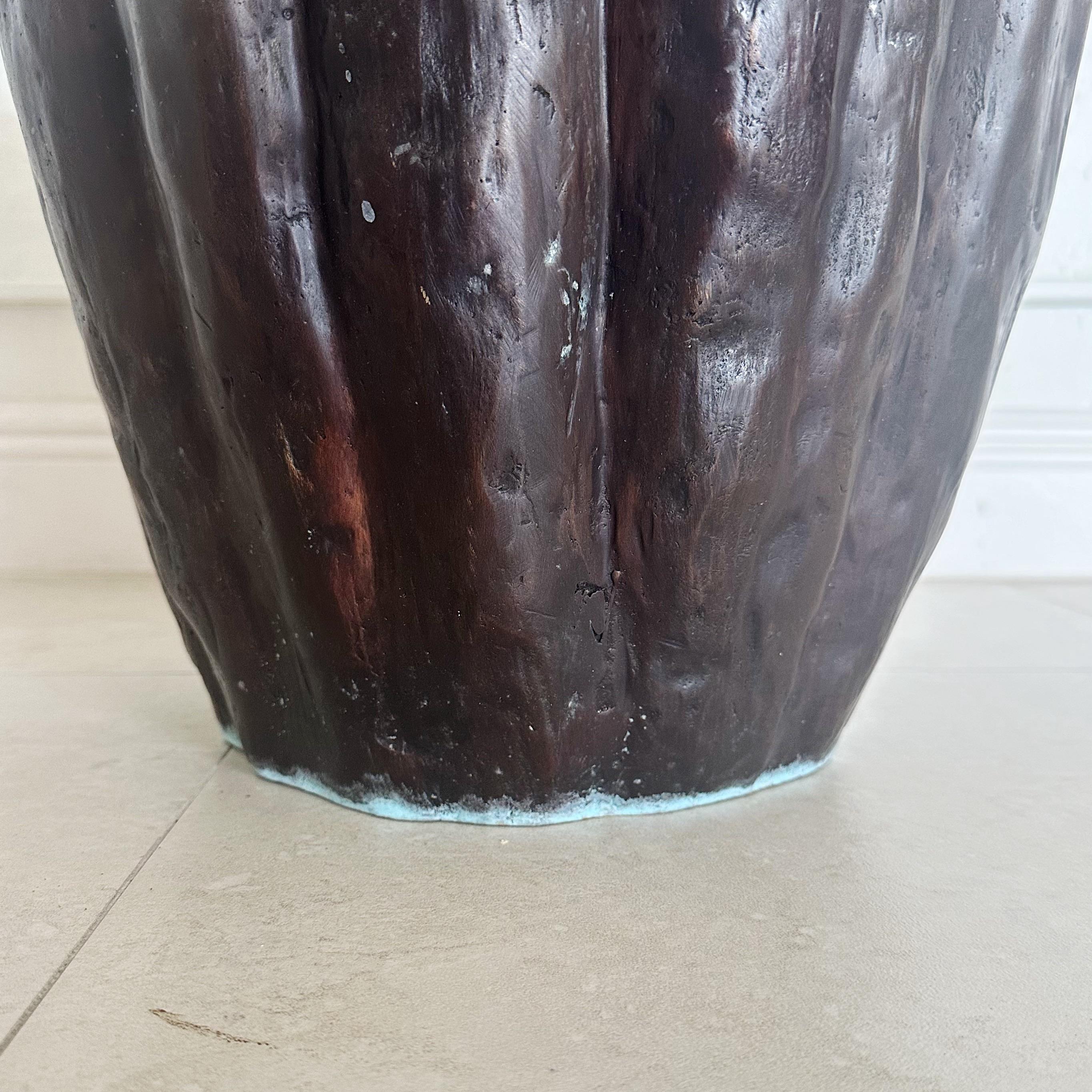 Tabouret de jardin en bronze avec une base en forme de souche et des trous sur le dessus et ouverts sur le dessous. Peut être utilisé comme table d'appoint mais il y a une très légère concavité sur le dessus ou comme porte-parapluie. De la fin du