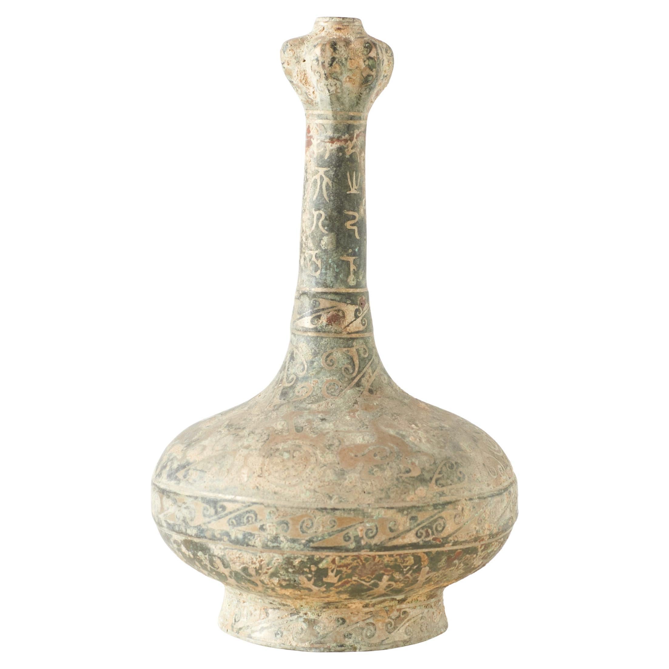 Vase bouteille "bouche d'ail" en bronze en vente