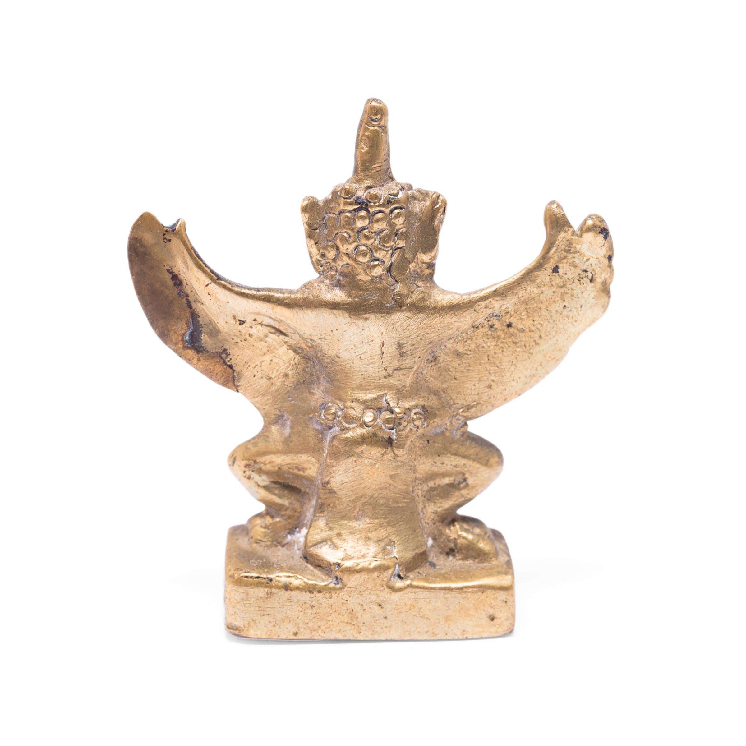 Diese zierliche Bronzefigur ist in der Form des Garuda gegossen, einem Halbgott und mythischen König der Vögel im hinduistischen und buddhistischen Glauben. Garuda, der halb Vogel, halb Mensch ist, ist ein mächtiger Beschützer und ein stets