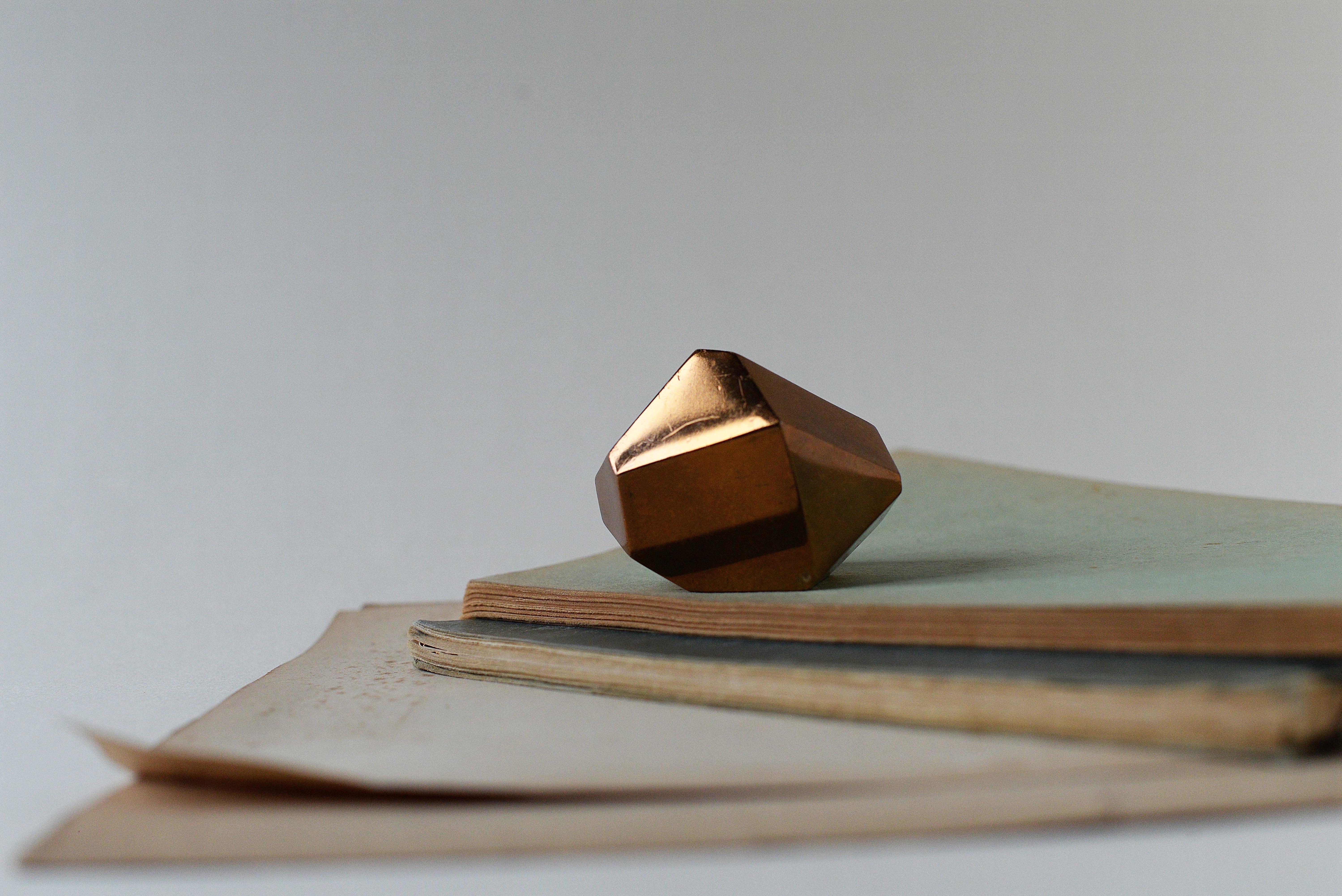 Bronze Geometric Paperweight, Brass-Plated, 1980s

This bronze paperweight looks like a gem, thanks to its graphic and geometric lines.

This piece was designed in 1987 for the 20th anniversary of the American oil company EXXON (and intended for the