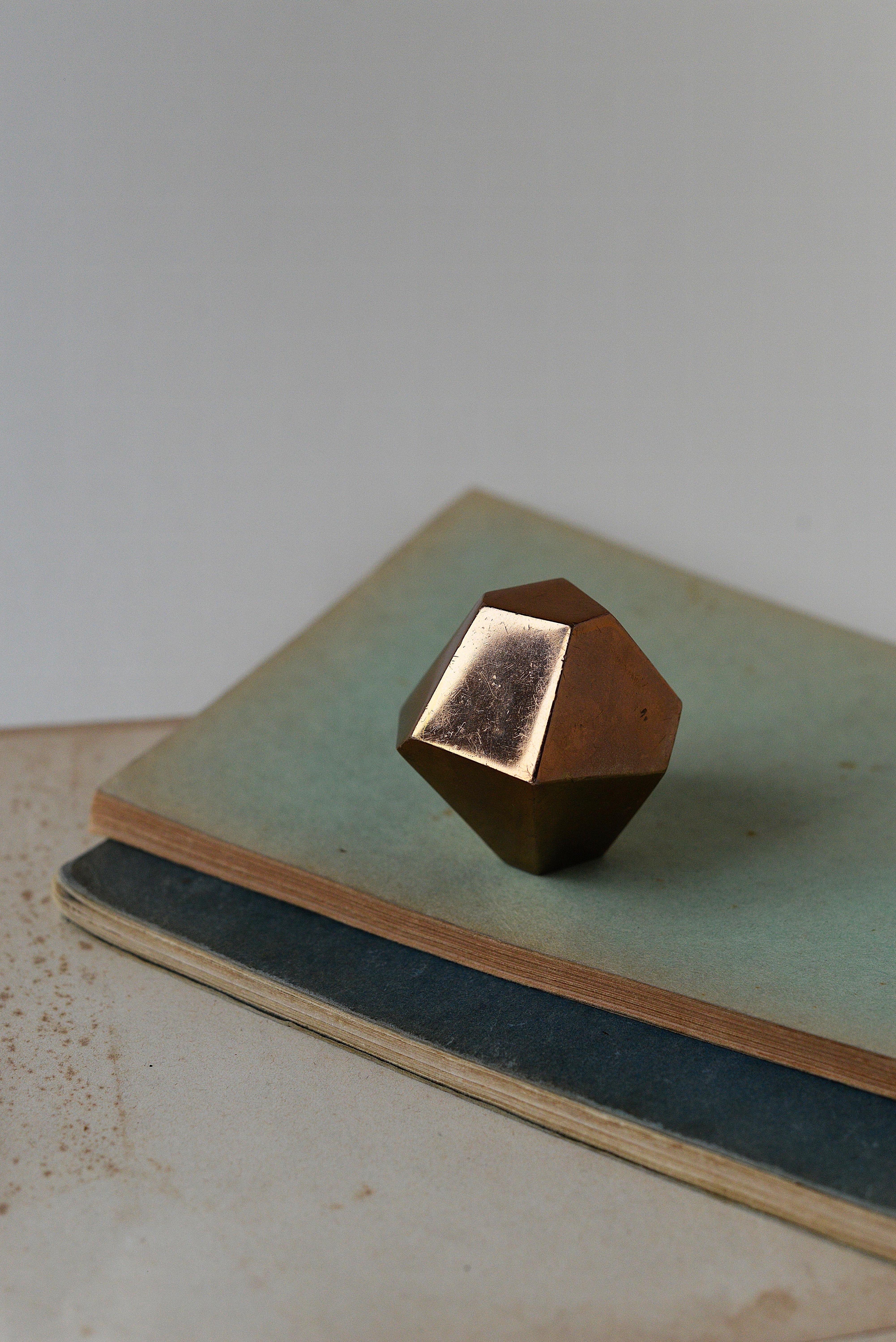 Geometrischer Briefbeschwerer aus Bronze, vermessingt, 1980er Jahre (Messing) im Angebot