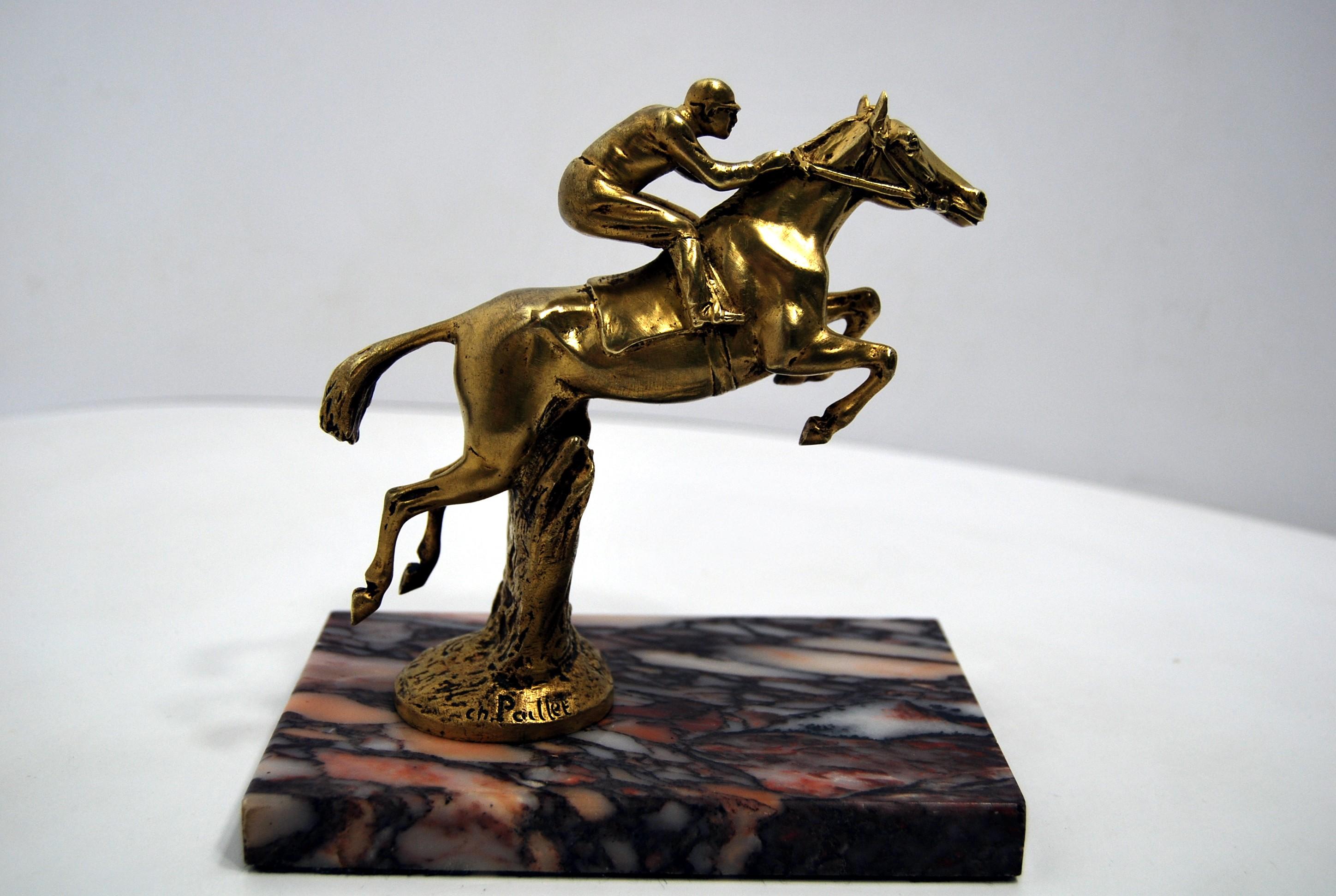 Beautiful small bronze statuette with ormoulu finish from the early 20th century, around 1920, on a breccia marble base. Untitled a rare representation of steeplechase with a jockey and his horse jumping a hurdle.

This satuette is signed at the