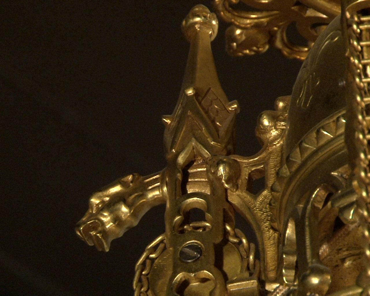 Français Suspension en bronze doré avec pierres précieuses en verre, période Napoléon III en vente