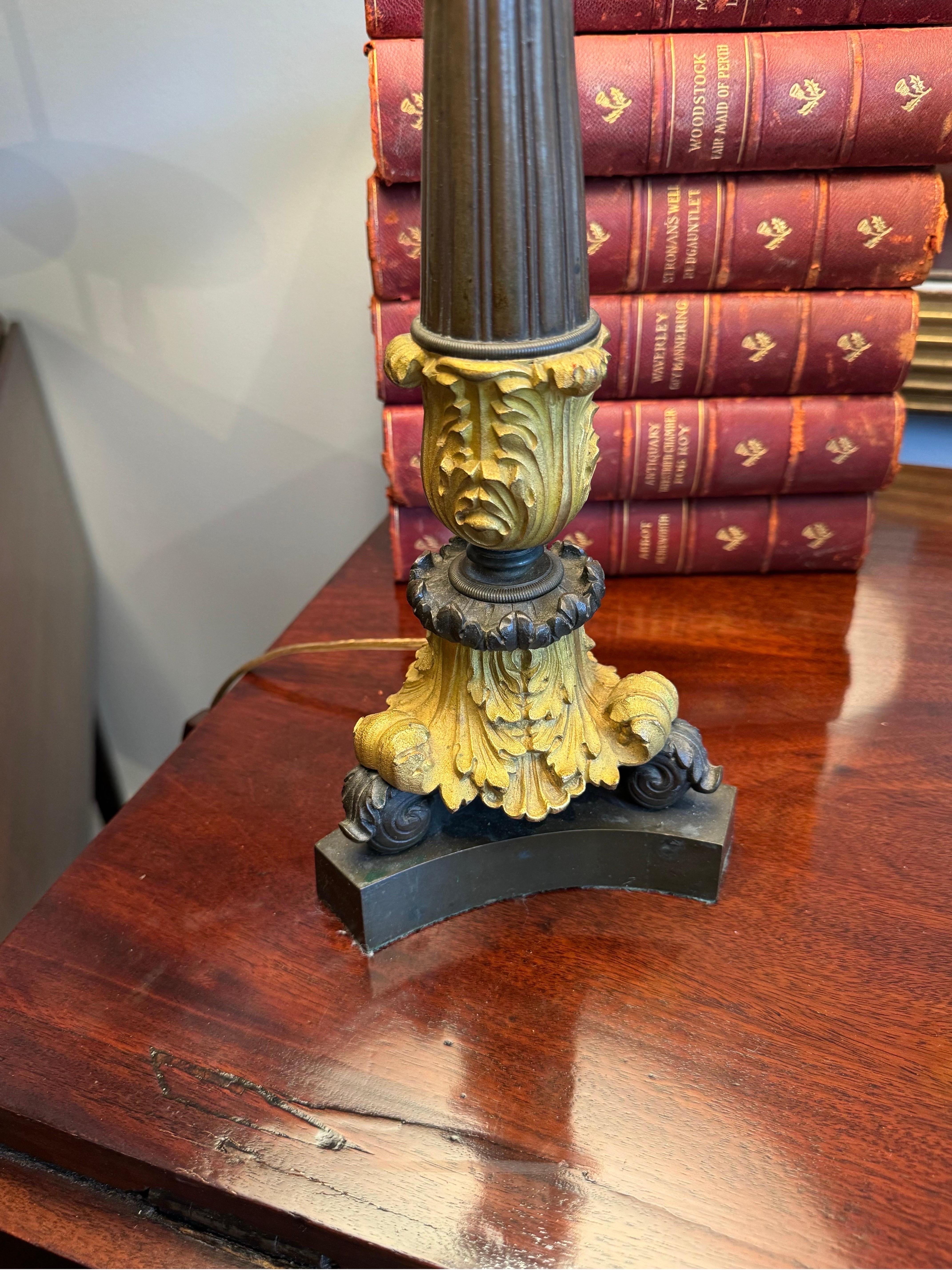 Un par de lámparas de bronce y metal dorado en venta 4