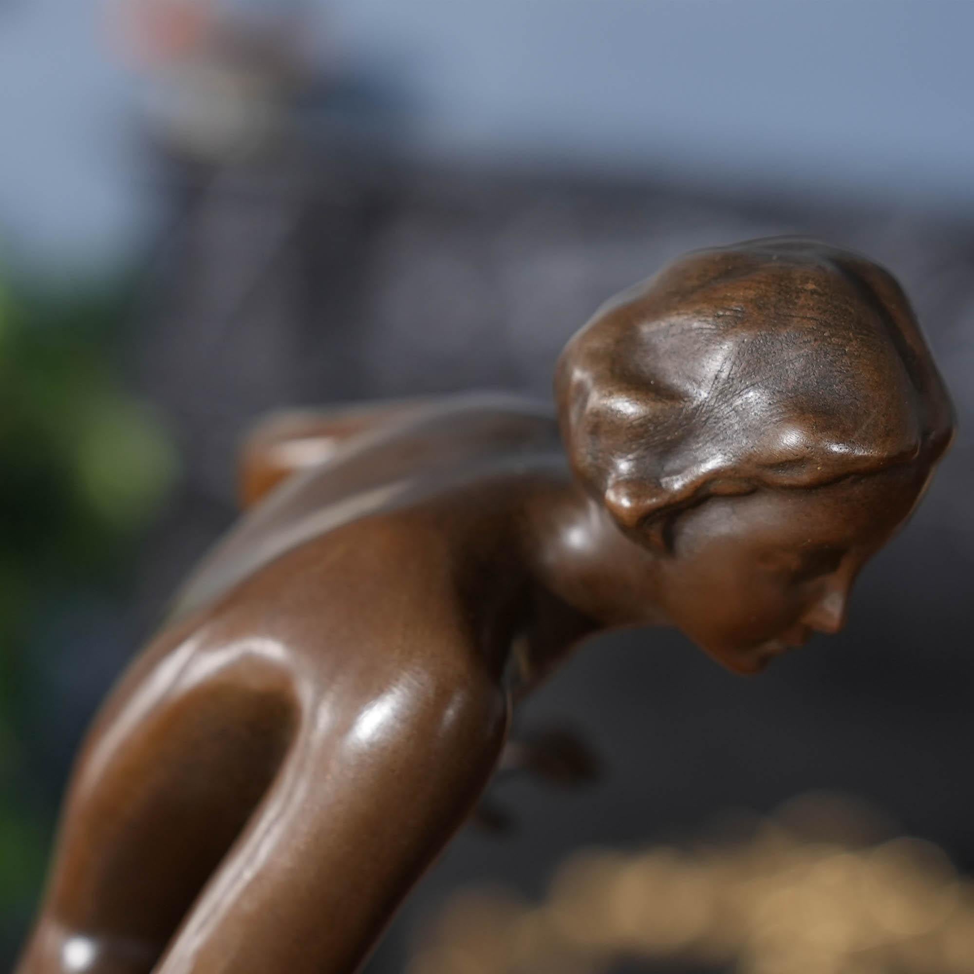 Bronze Girl with Thorn in Foot sur base en marbre en vente