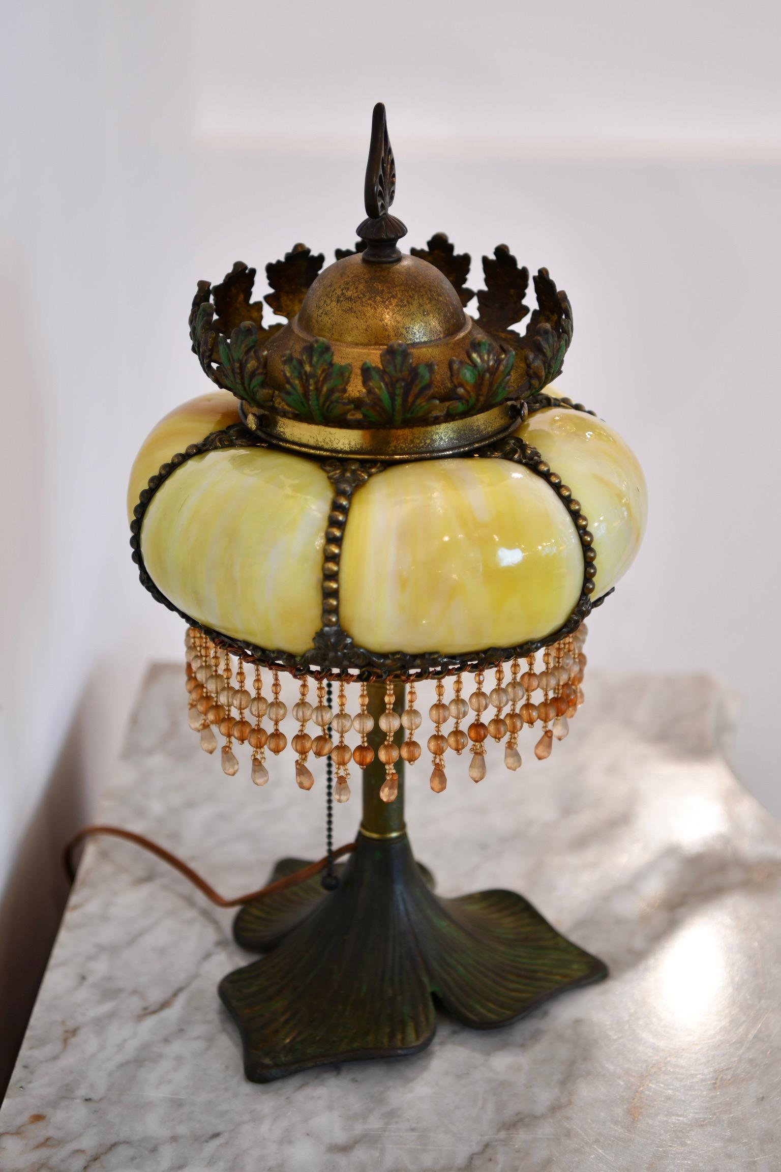 Lampe de table en bronze et verre avec perles en vente 5